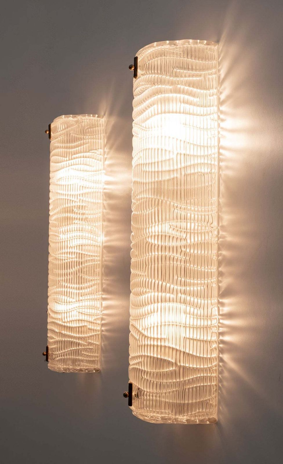 Paar moderne Italiaanse Murano-glas wandlampen met textuur photo buy