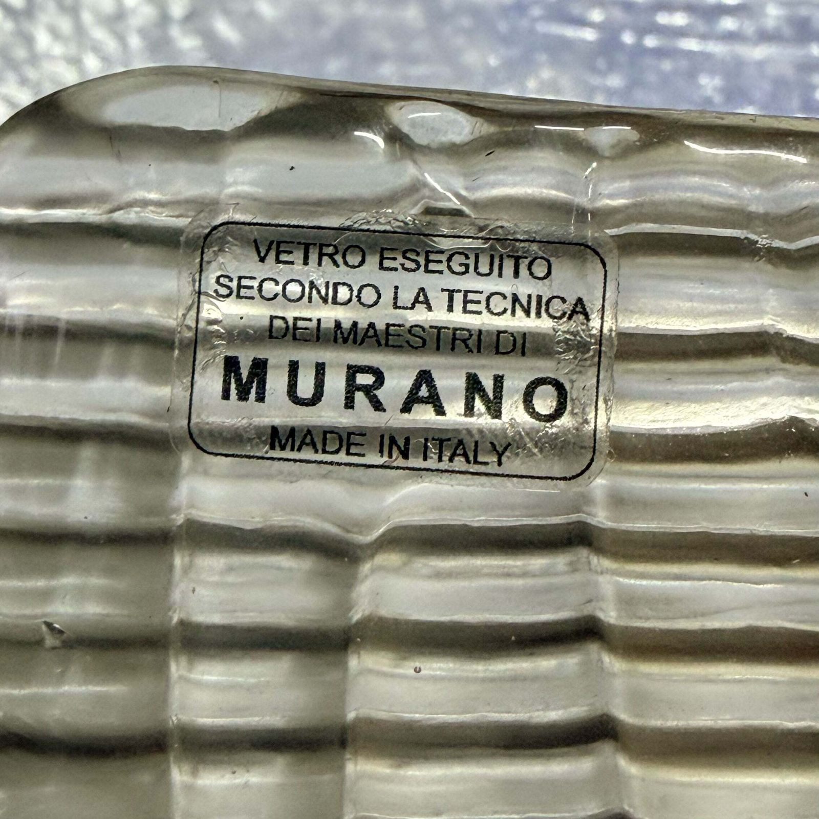 photo furniture Paar moderne Italiaanse Murano-glas wandlampen met textuur
