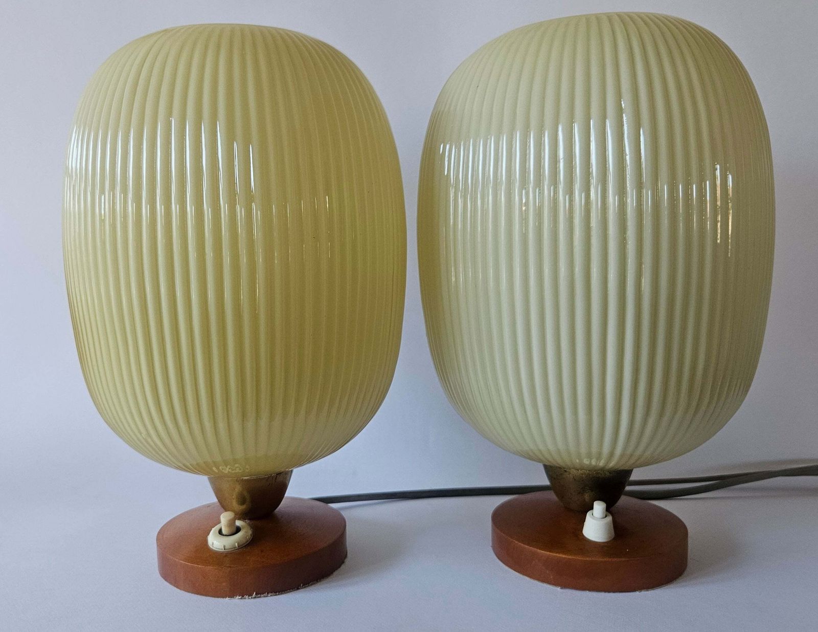 Paire rare de lampes de table, verre et bois, années 1960 photo Luminaires