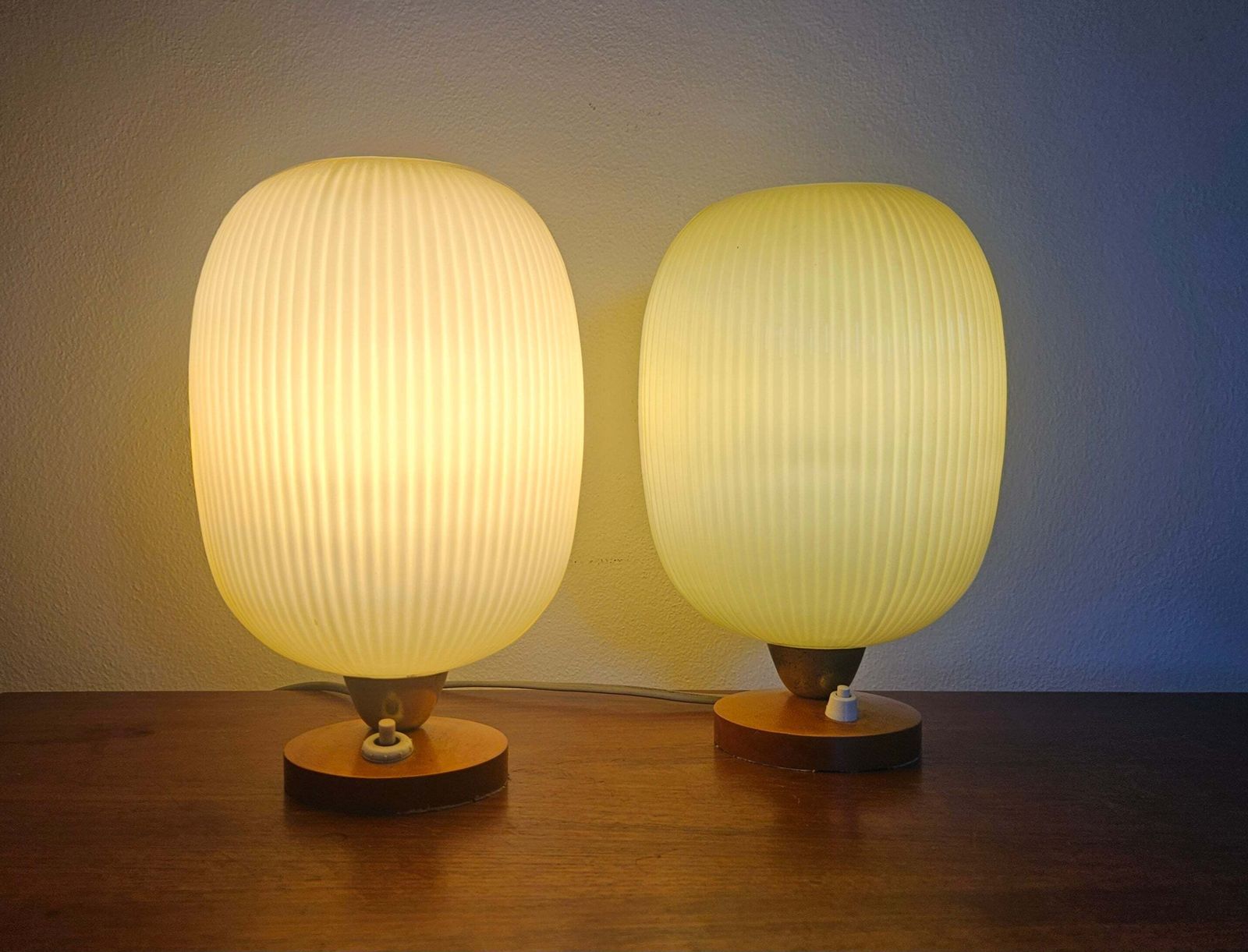 Luminaires Paire rare de lampes de table, verre et bois, années 1960 photo