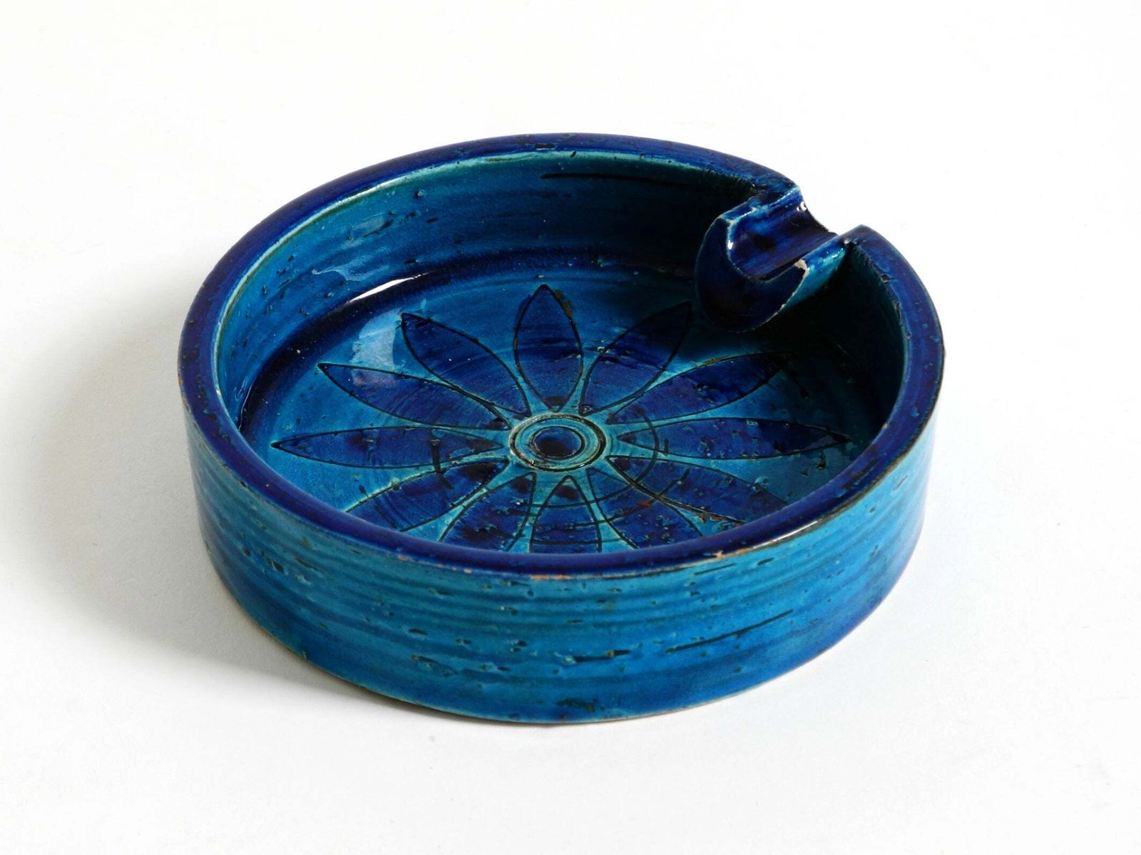 Italiaanse keramische tafelasbak Rimini Blu ca. jaren 1960 van Aldo Londi voor Bitossi photo Woonaccessoires