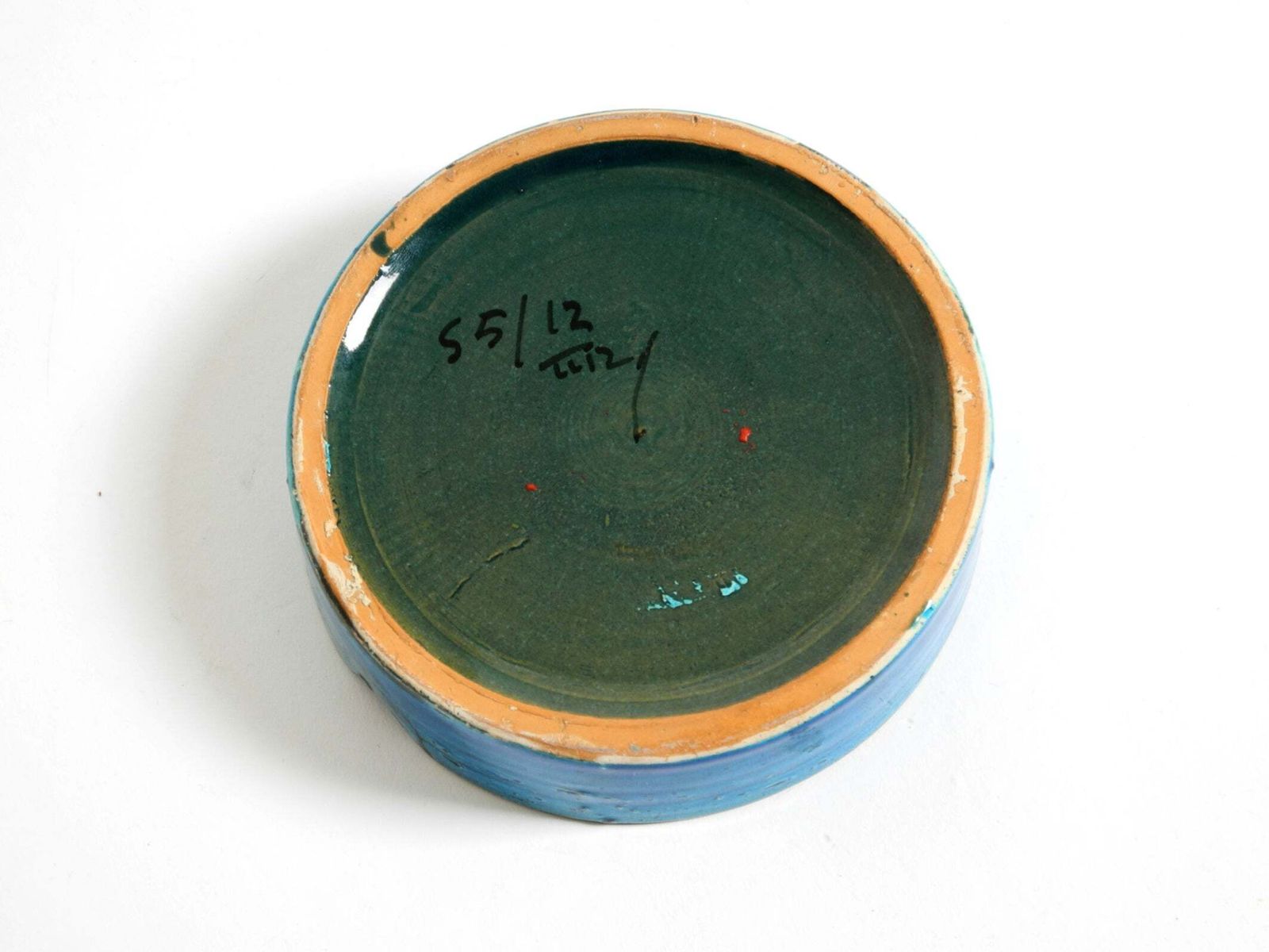 photo furniture Italiaanse keramische tafelasbak Rimini Blu ca. jaren 1960 van Aldo Londi voor Bitossi
