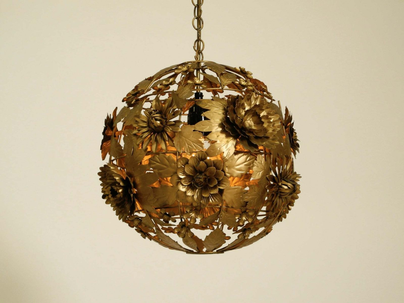 photo for sale Bloemvormige Regency Bolvormige Metalen Plafondlamp, jaren 1970, Regency