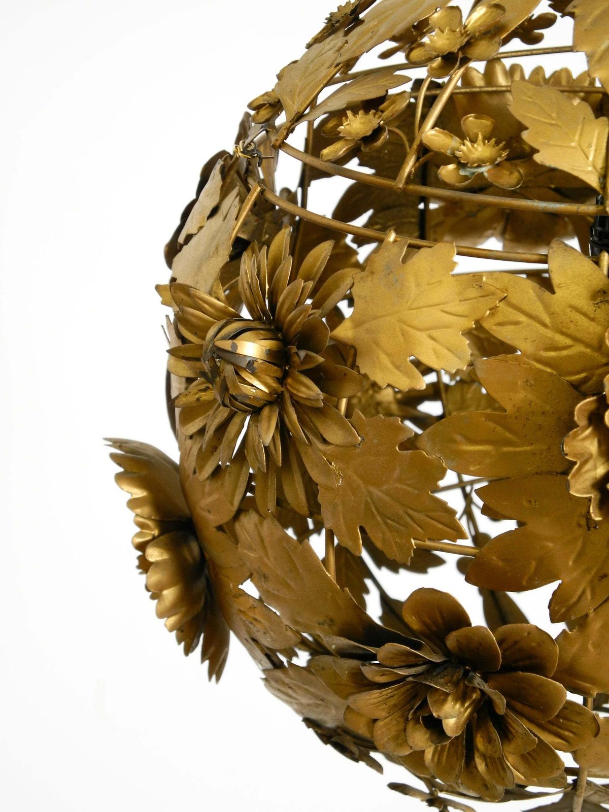 photo vinterior Bloemvormige Regency Bolvormige Metalen Plafondlamp, jaren 1970, Regency