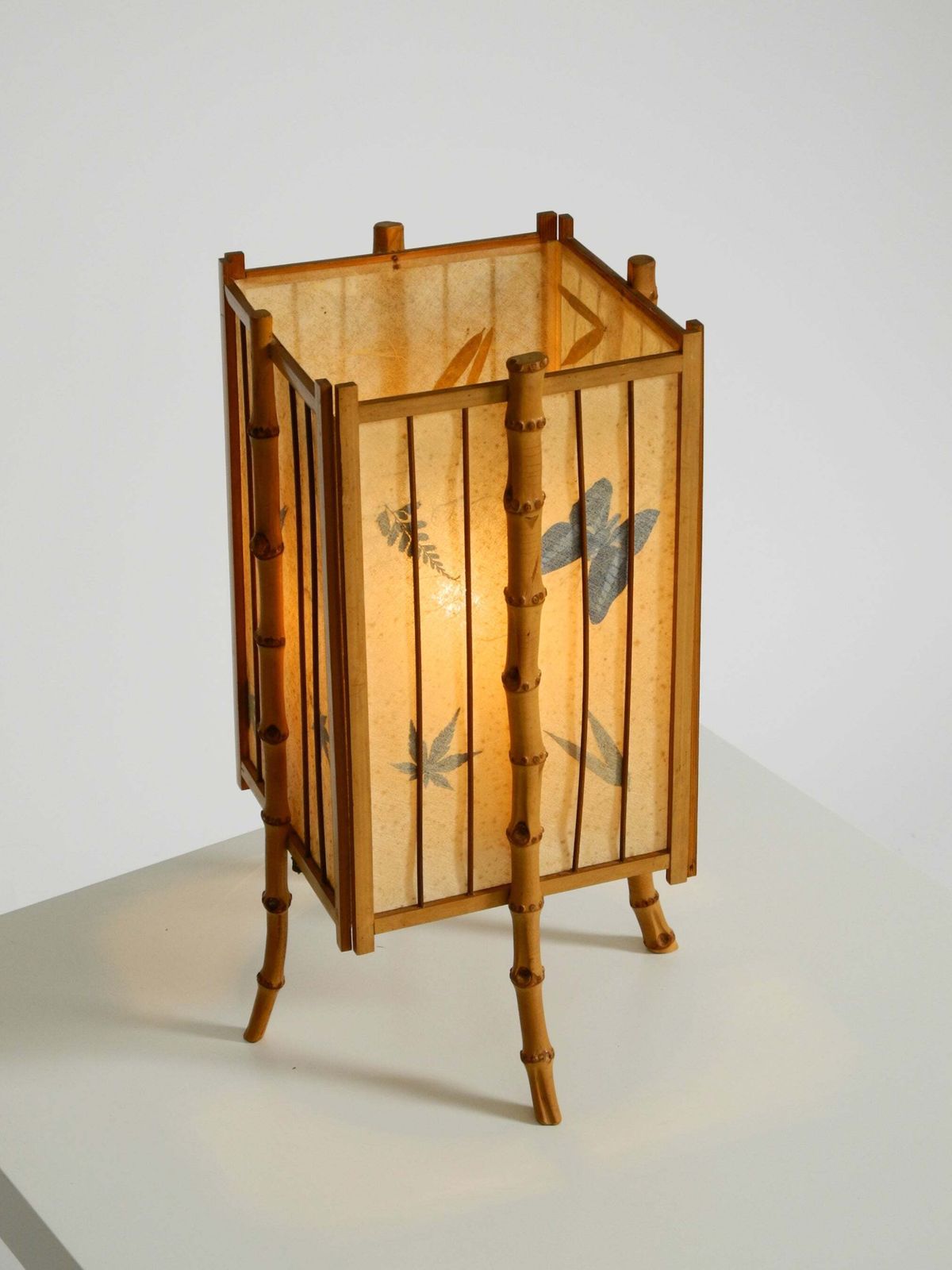 Franse Mid-Century Modern Tafellamp van Bamboe en Perkamentpapier photo buy