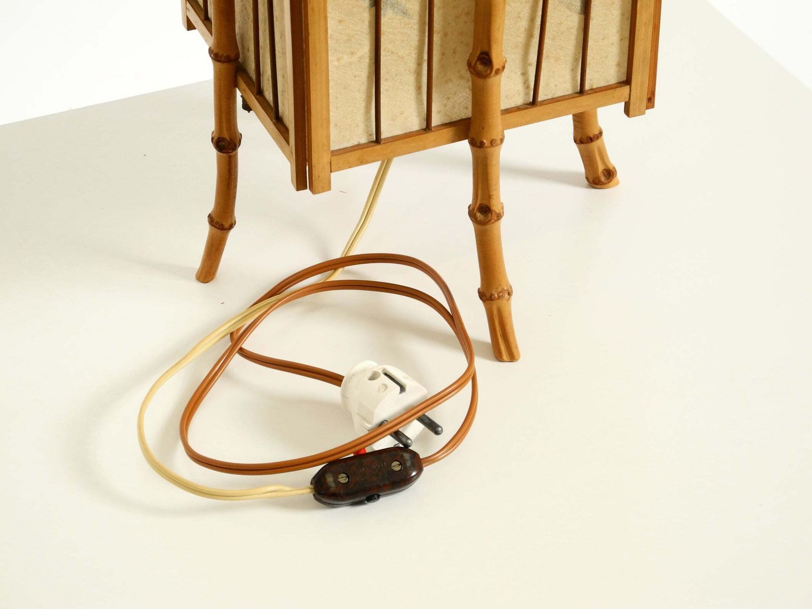 photo buy Franse Mid-Century Modern Tafellamp van Bamboe en Perkamentpapier