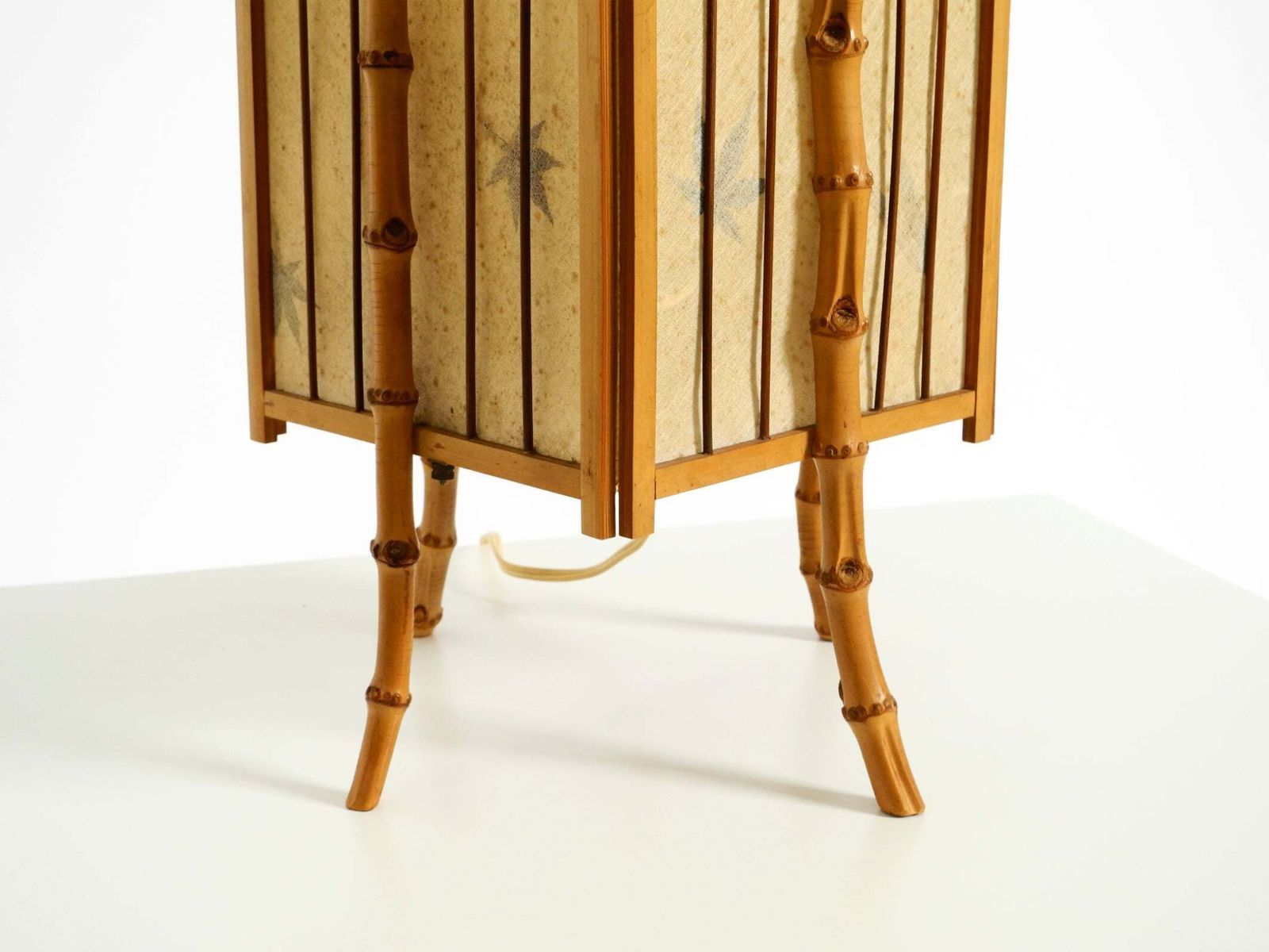 photo vintage Franse Mid-Century Modern Tafellamp van Bamboe en Perkamentpapier
