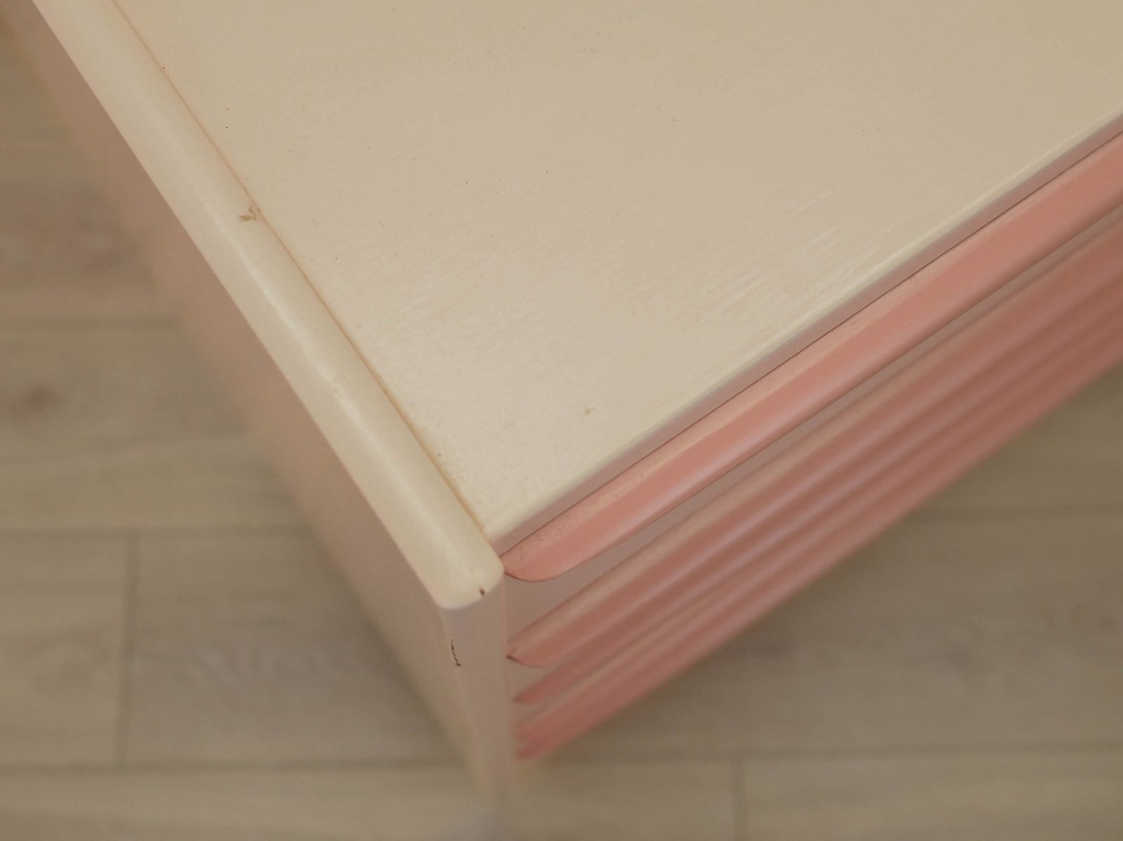 photo furniture Deense Ladekast Ca. Jaren 1970 In Roze, Vier Lades, Teakfineer, Massief Poten
