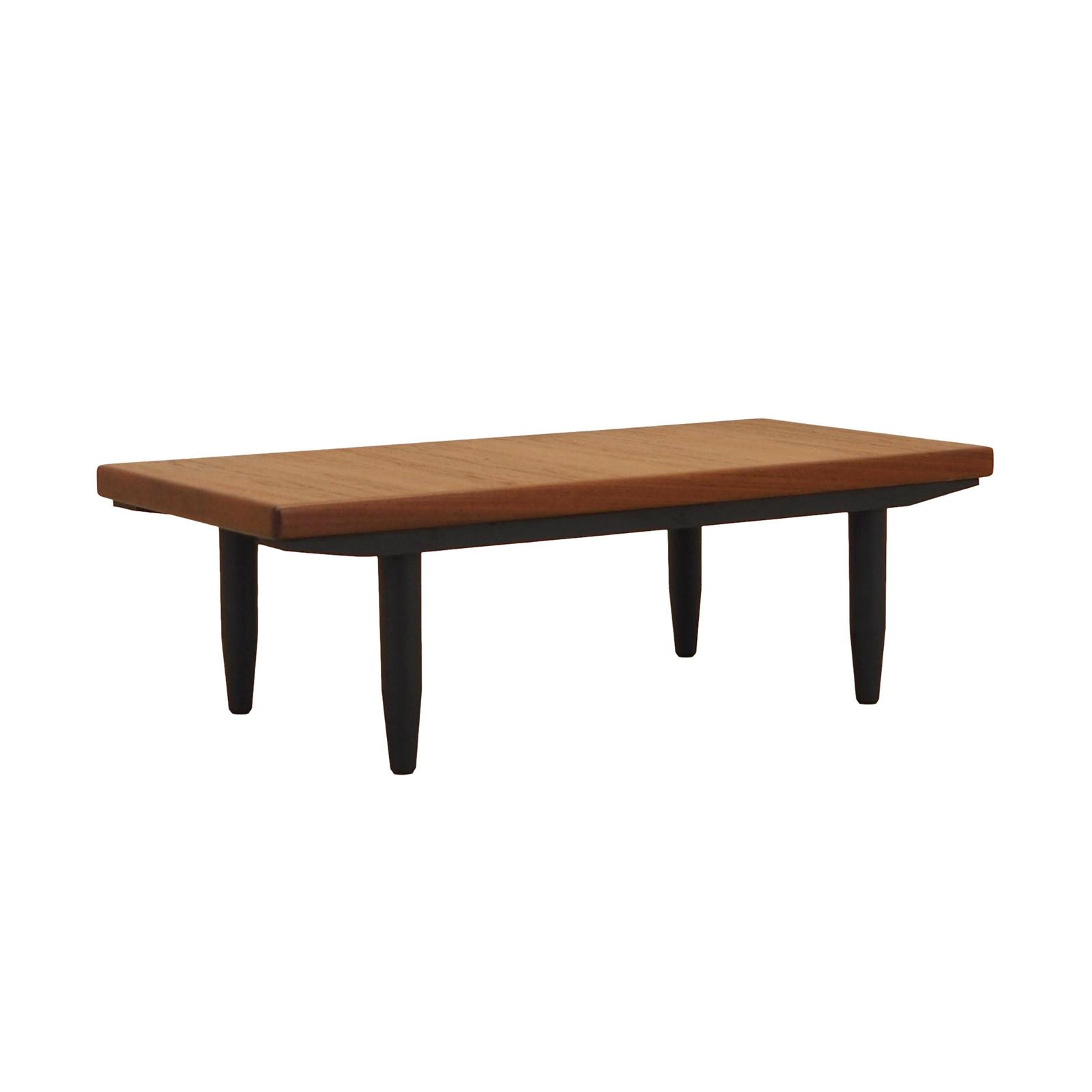 Deense Teakfineer Salontafel Met Zwarte Taps Toelopende Poten, jaren 1960