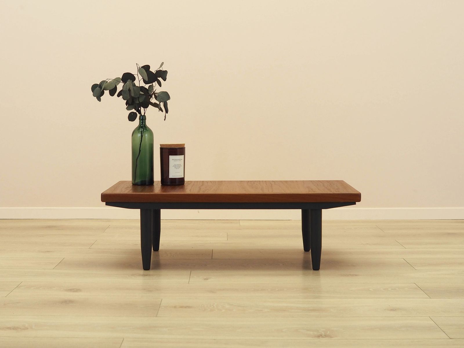 Deense Teakfineer Salontafel Met Zwarte Taps Toelopende Poten, jaren 1960 photo furniture