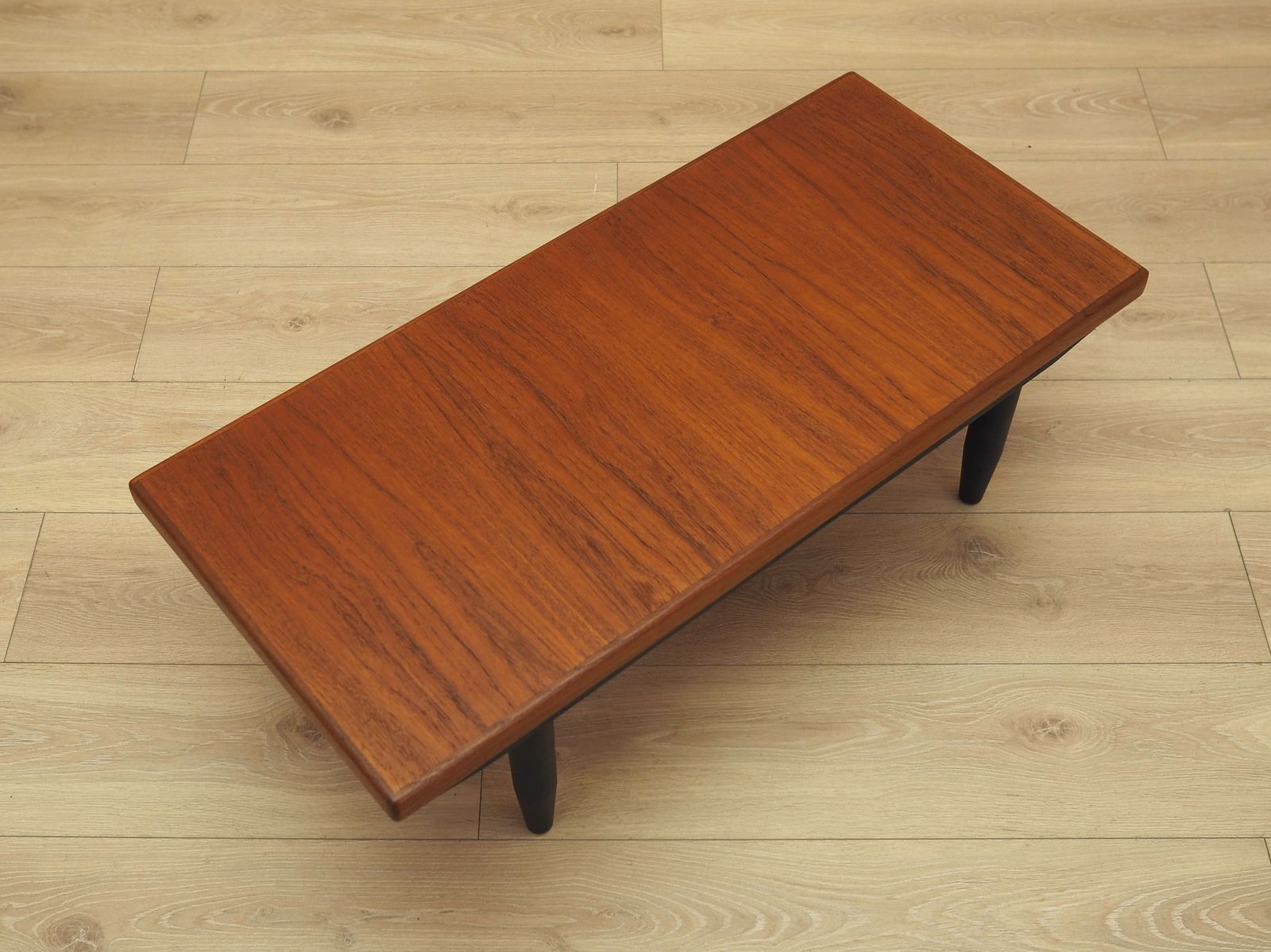 Deense Teakfineer Salontafel Met Zwarte Taps Toelopende Poten, jaren 1960 photo vinterior
