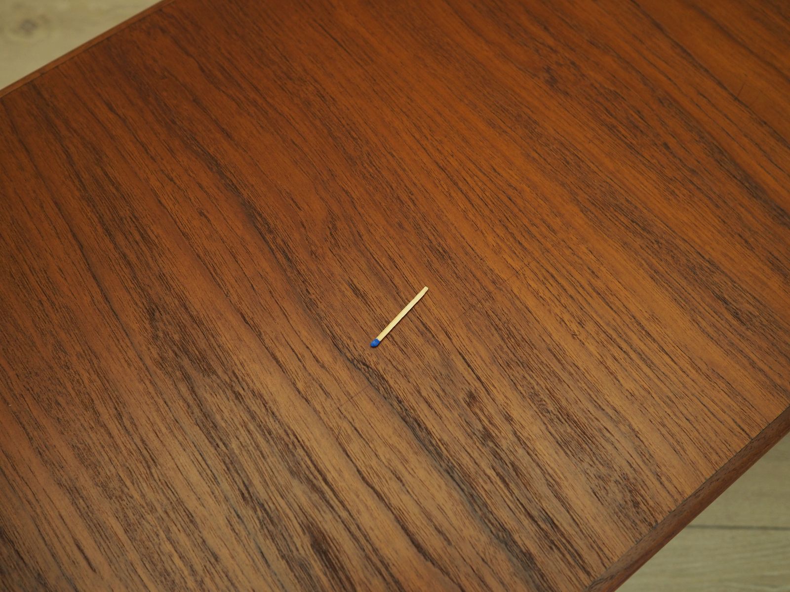 Deense Teakfineer Salontafel Met Zwarte Taps Toelopende Poten, jaren 1960 photo vintage