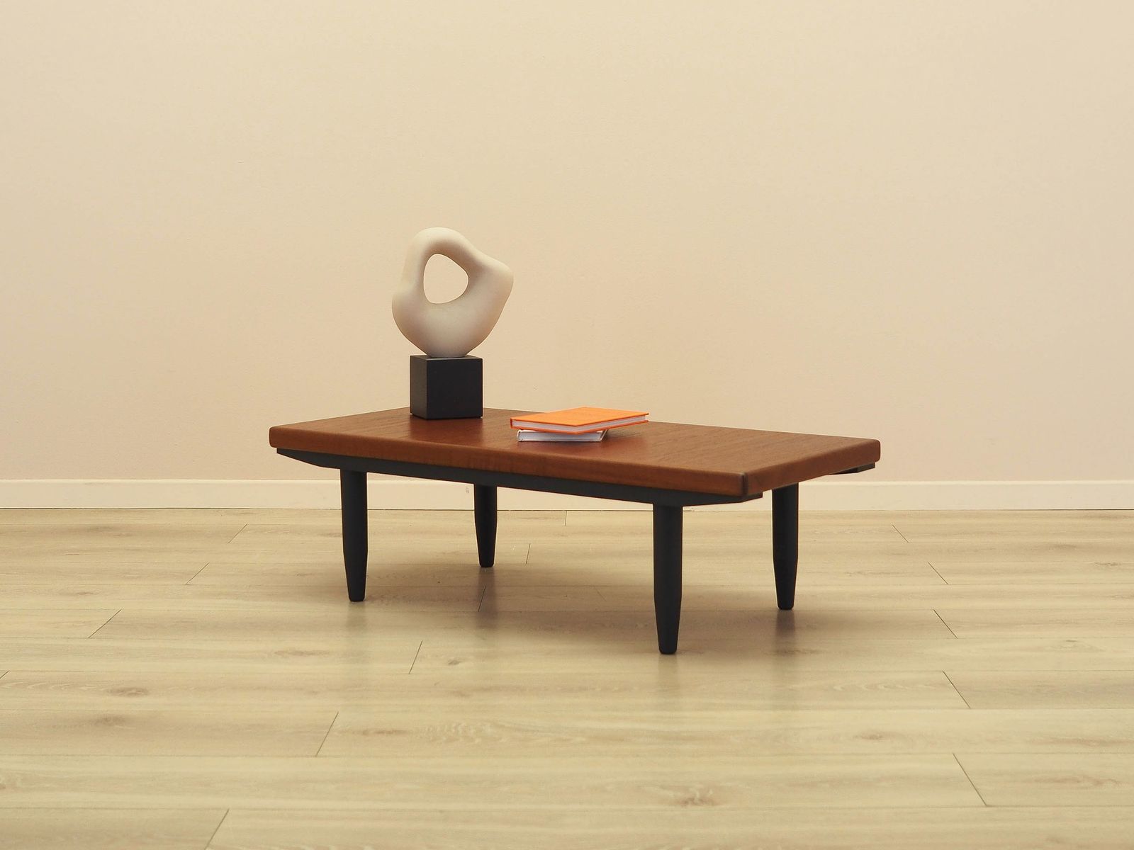 Table basse danoise en placage de teck, pieds noirs, années 1970 photo for sale