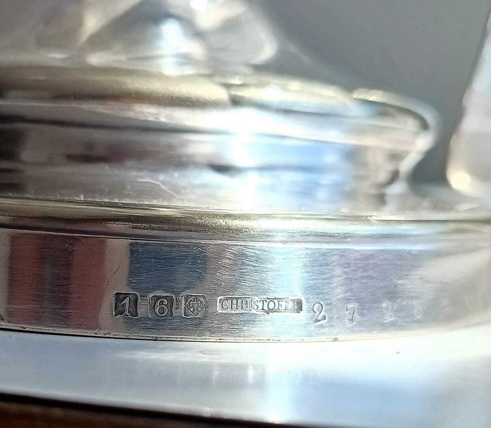 Vintage Christofle art deco cruetset: olie- en azijnflessen, condimentenpotjes en zilveren standaard photo Woonaccessoires