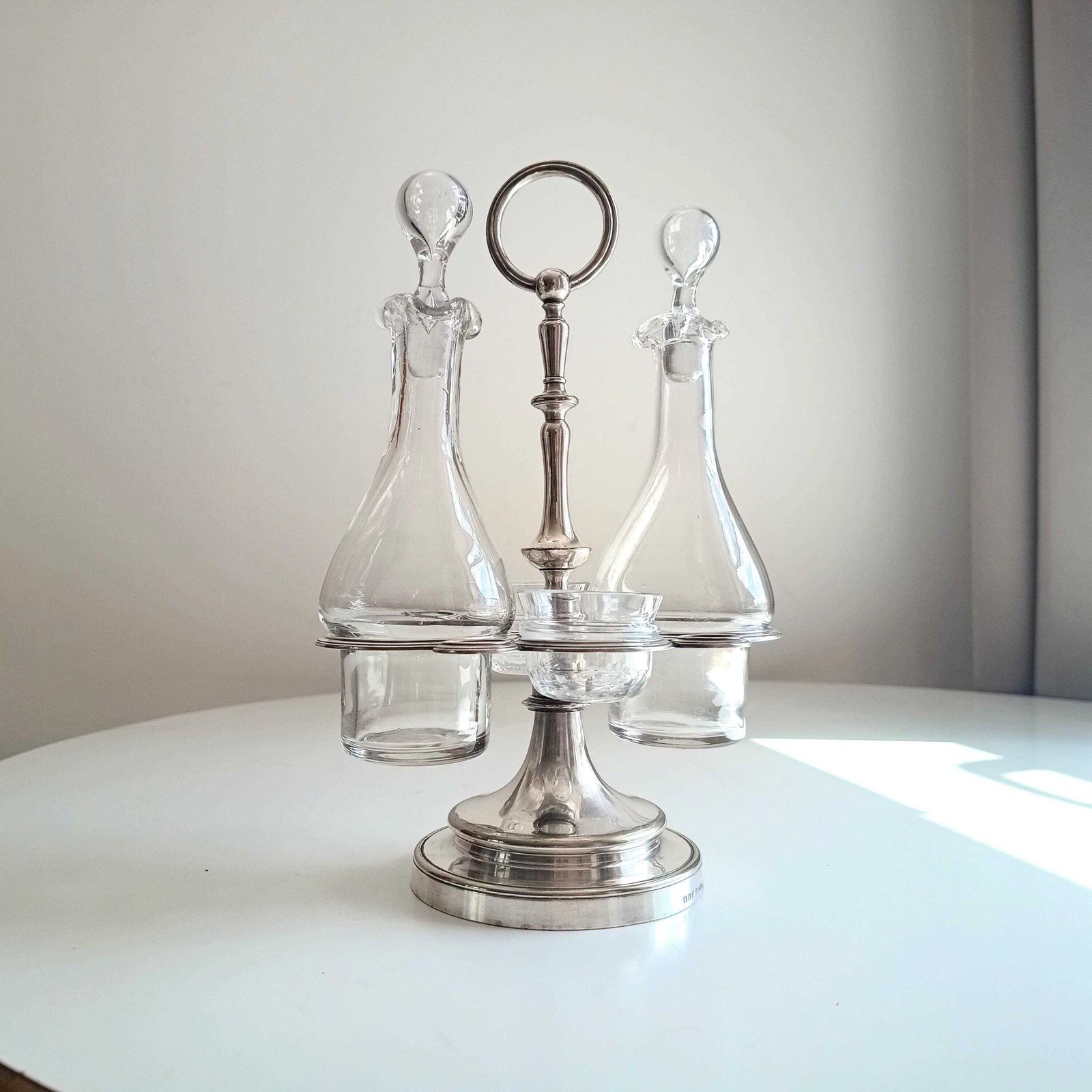 Vintage Christofle art deco cruetset: olie- en azijnflessen, condimentenpotjes en zilveren standaard