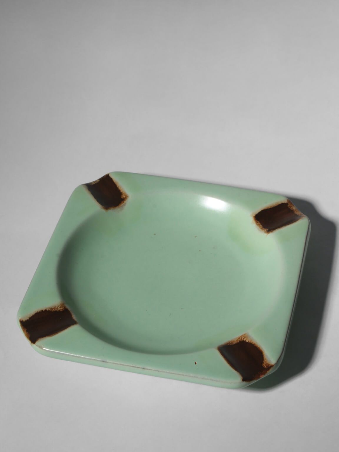 Harald Östergren art deco mintgroene keramieken asbak, voor Upsala Ekeby, jaren 1930 photo furniture