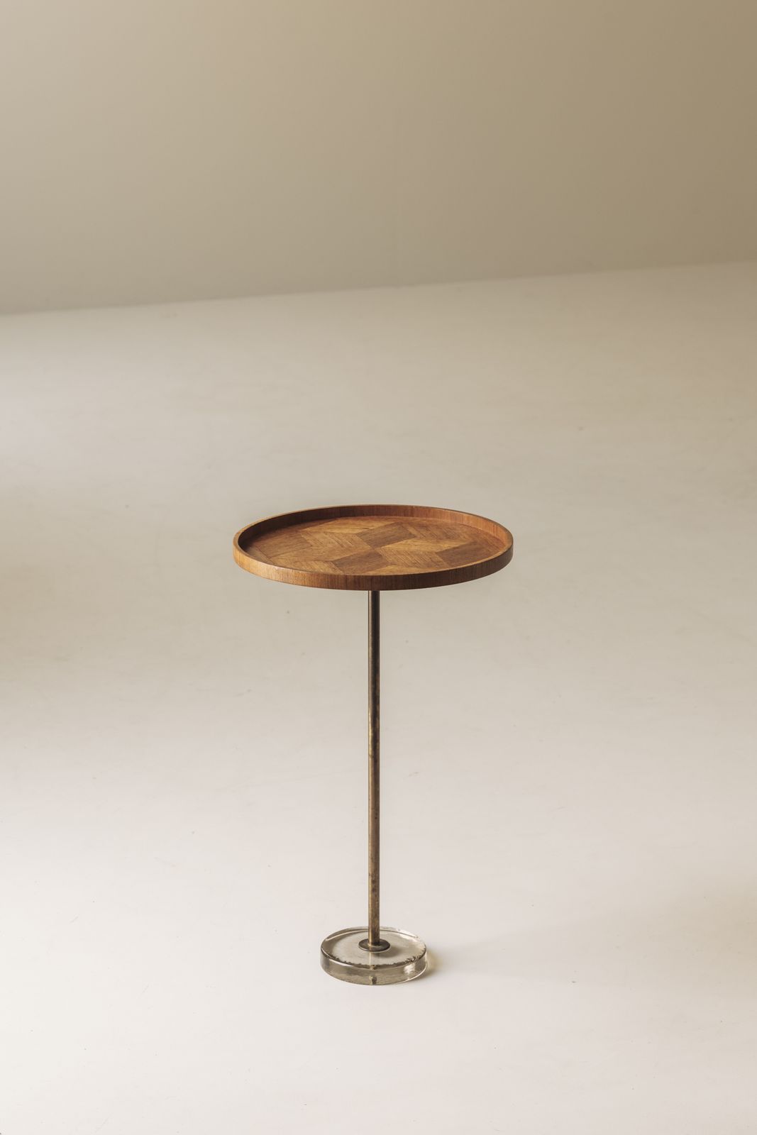 Uitzonderlijke Deense bijzettafel in eiken, messing en glas, Denemarken ca. jaren 1960 photo furniture