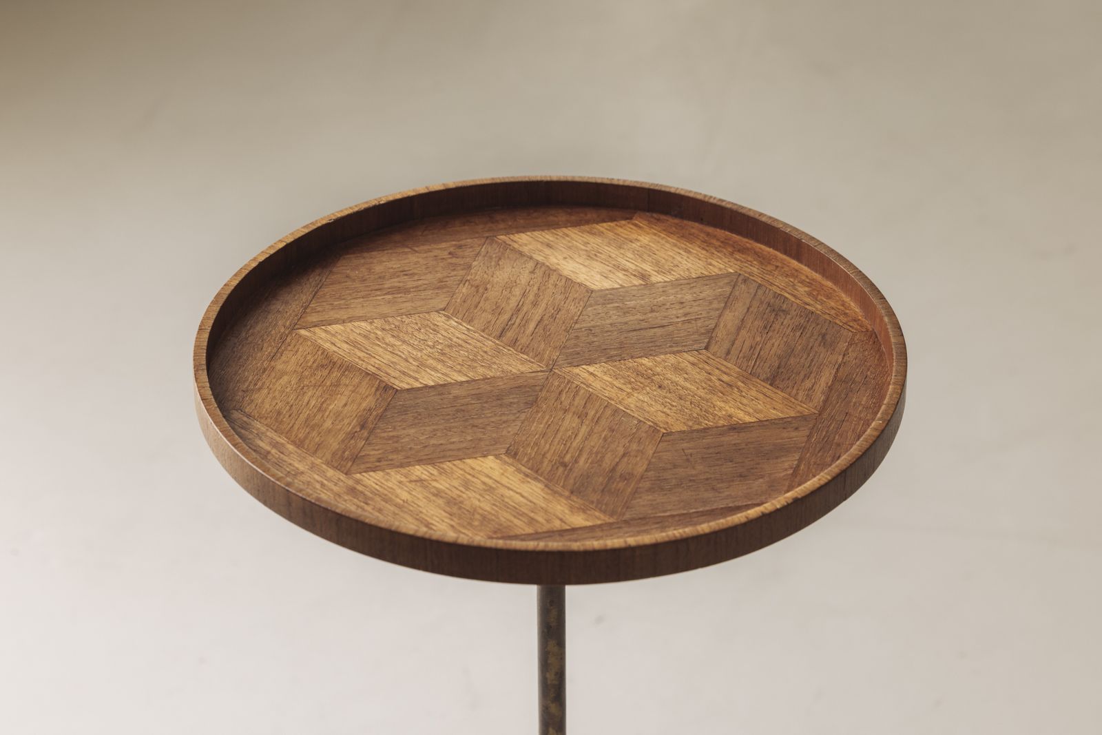 Uitzonderlijke Deense bijzettafel in eiken, messing en glas, Denemarken ca. jaren 1960 photo Meubels