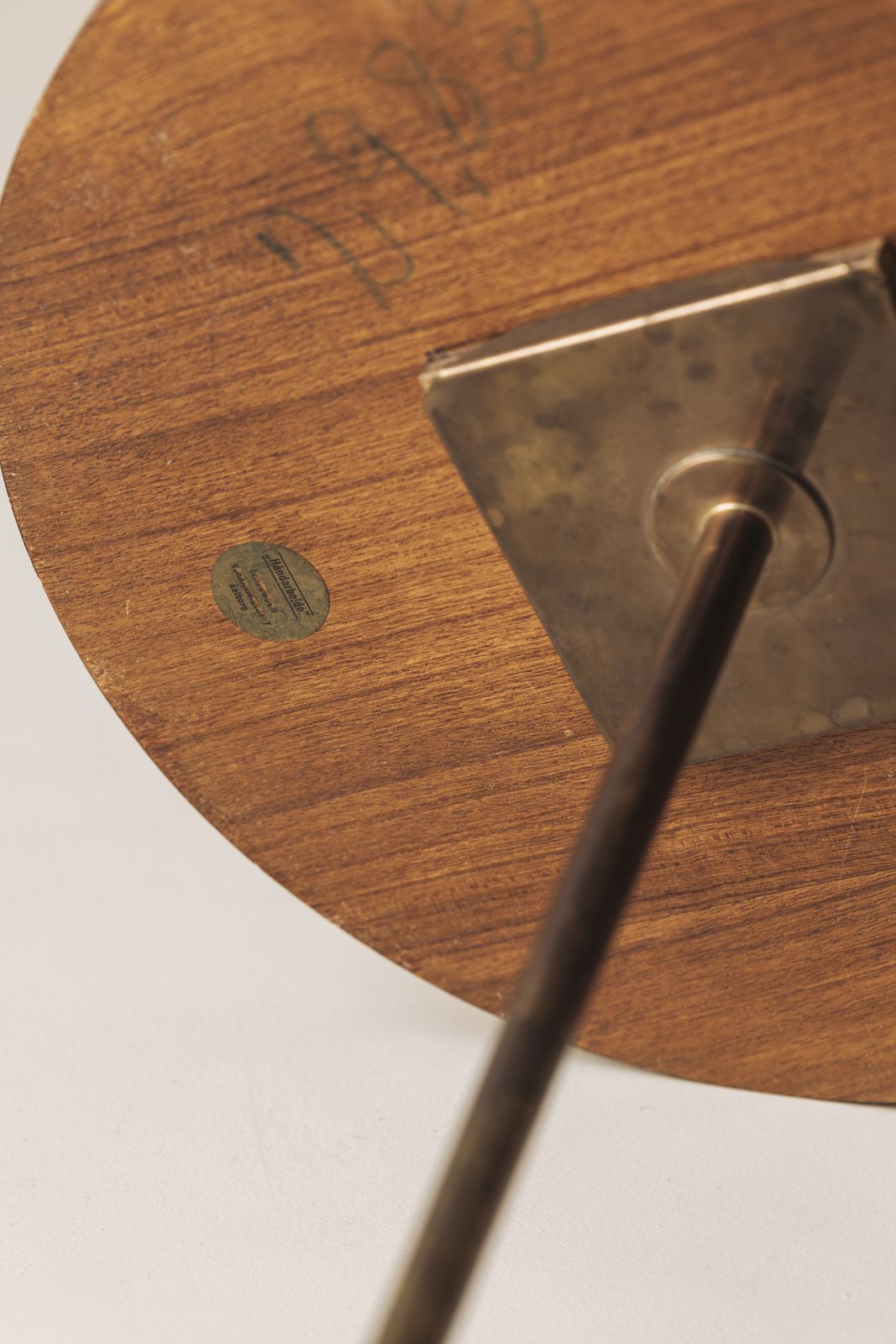 Meubels Uitzonderlijke Deense bijzettafel in eiken, messing en glas, Denemarken ca. jaren 1960 photo