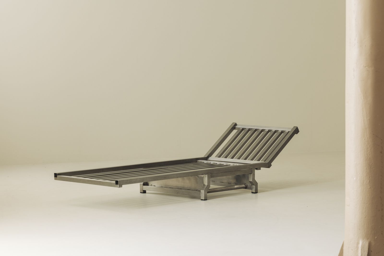 Frans roestvaststalen modernistisch dagslaapbed / chaise longue, jaren 1970. photo furniture