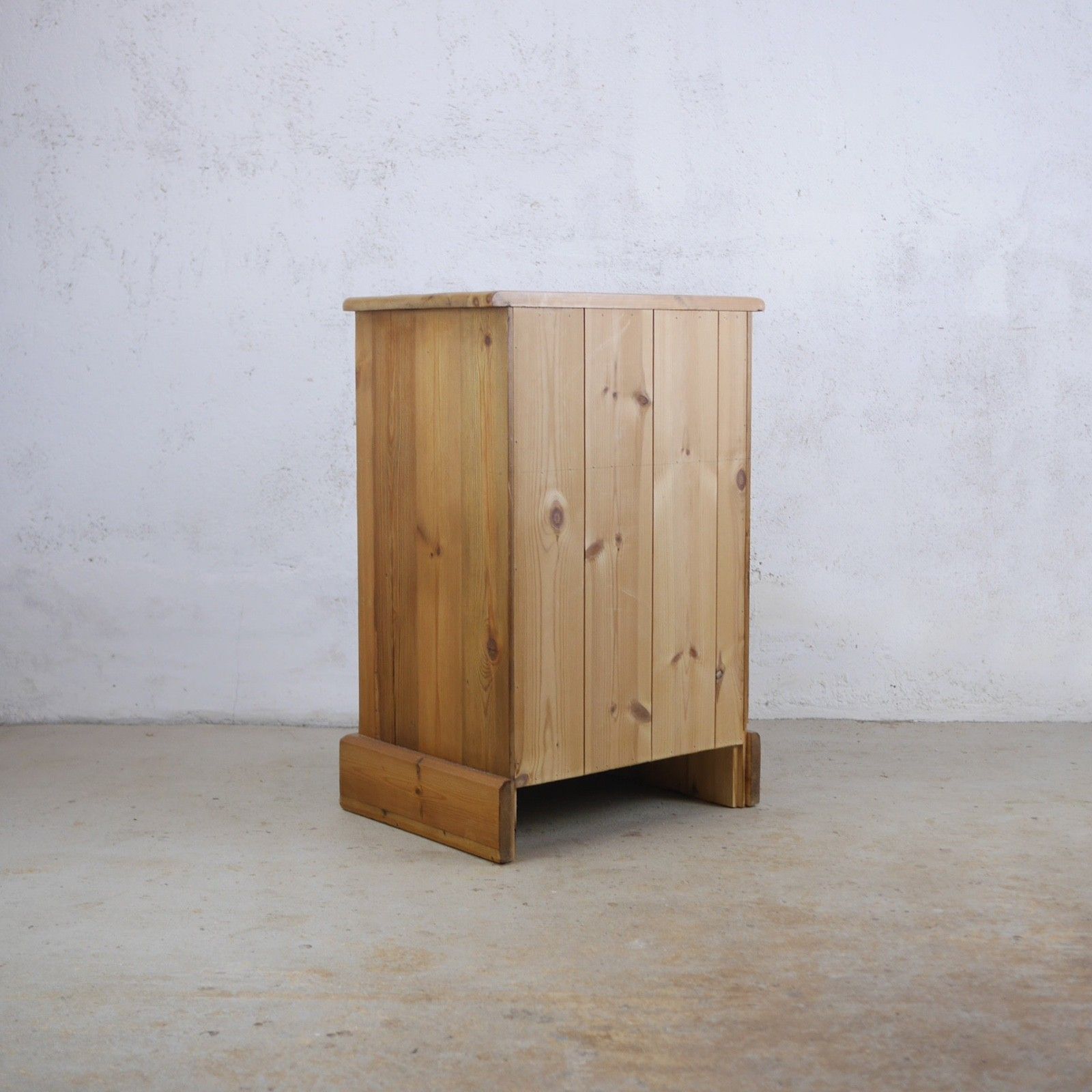 photo furniture Pair Vintage Stripped Pine Bedside Tables Drawers #103293