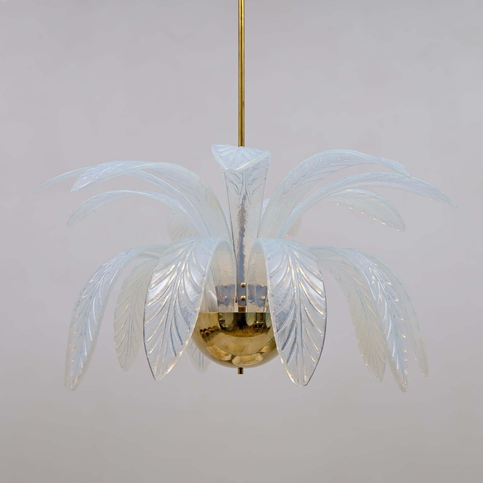Iriserende Murano-glazen en messing hanglamp met palmbladen photo 5785.0