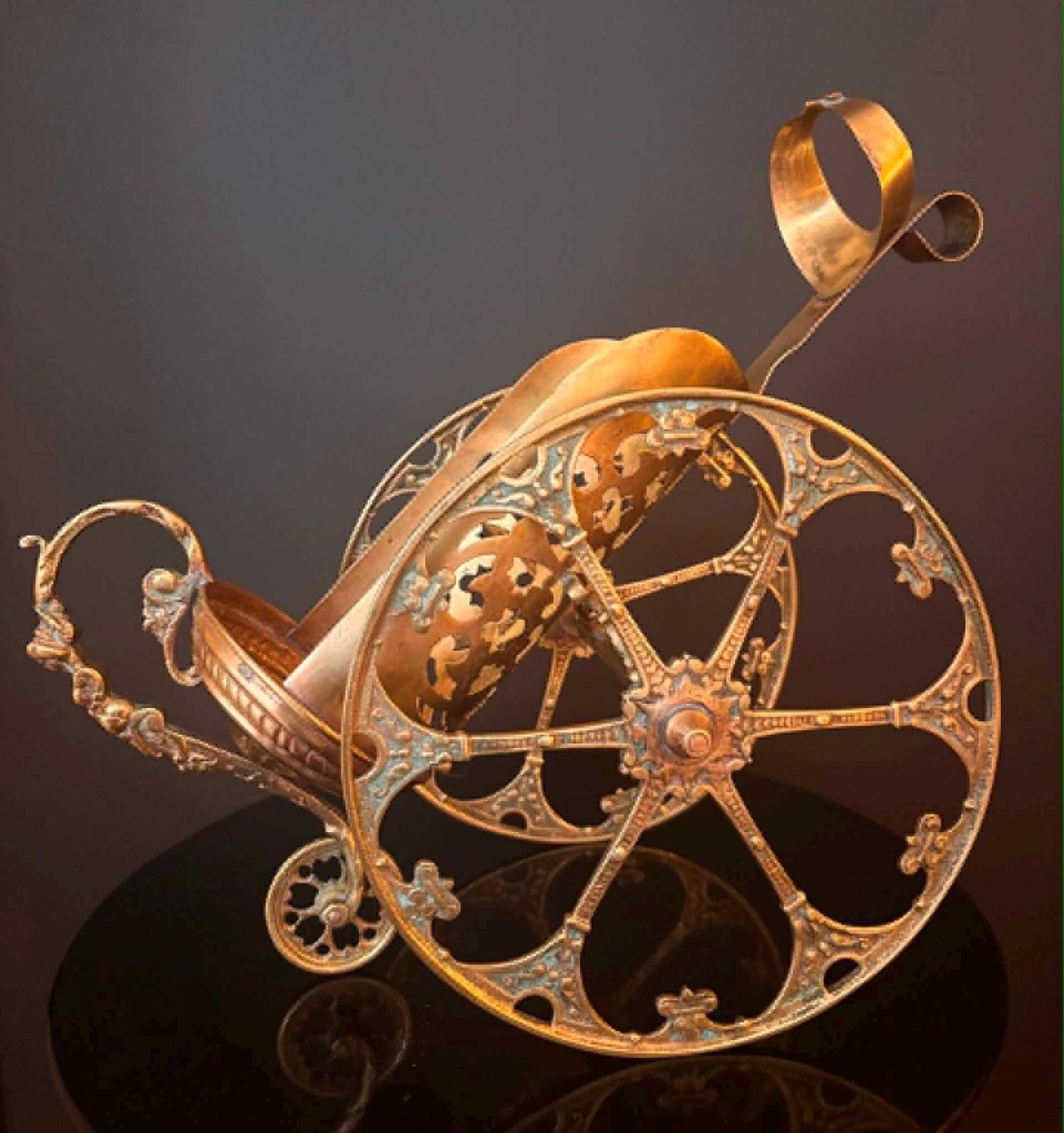 Antiek Duits messing wijnflessenrijtuig, grote ornamentele flessenhouder, ca. 1910-1920, monumentaal barware-object photo furniture