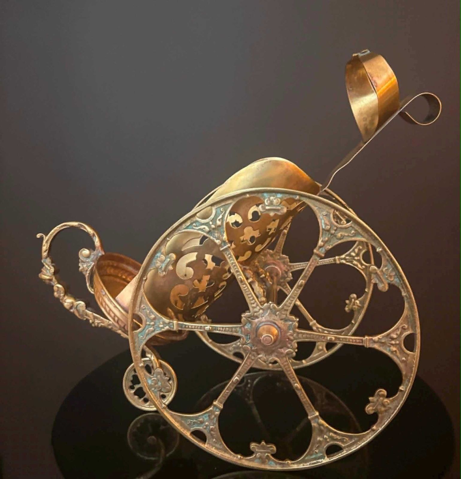 photo buy Antiek Duits messing wijnflessenrijtuig, grote ornamentele flessenhouder, ca. 1910-1920, monumentaal barware-object
