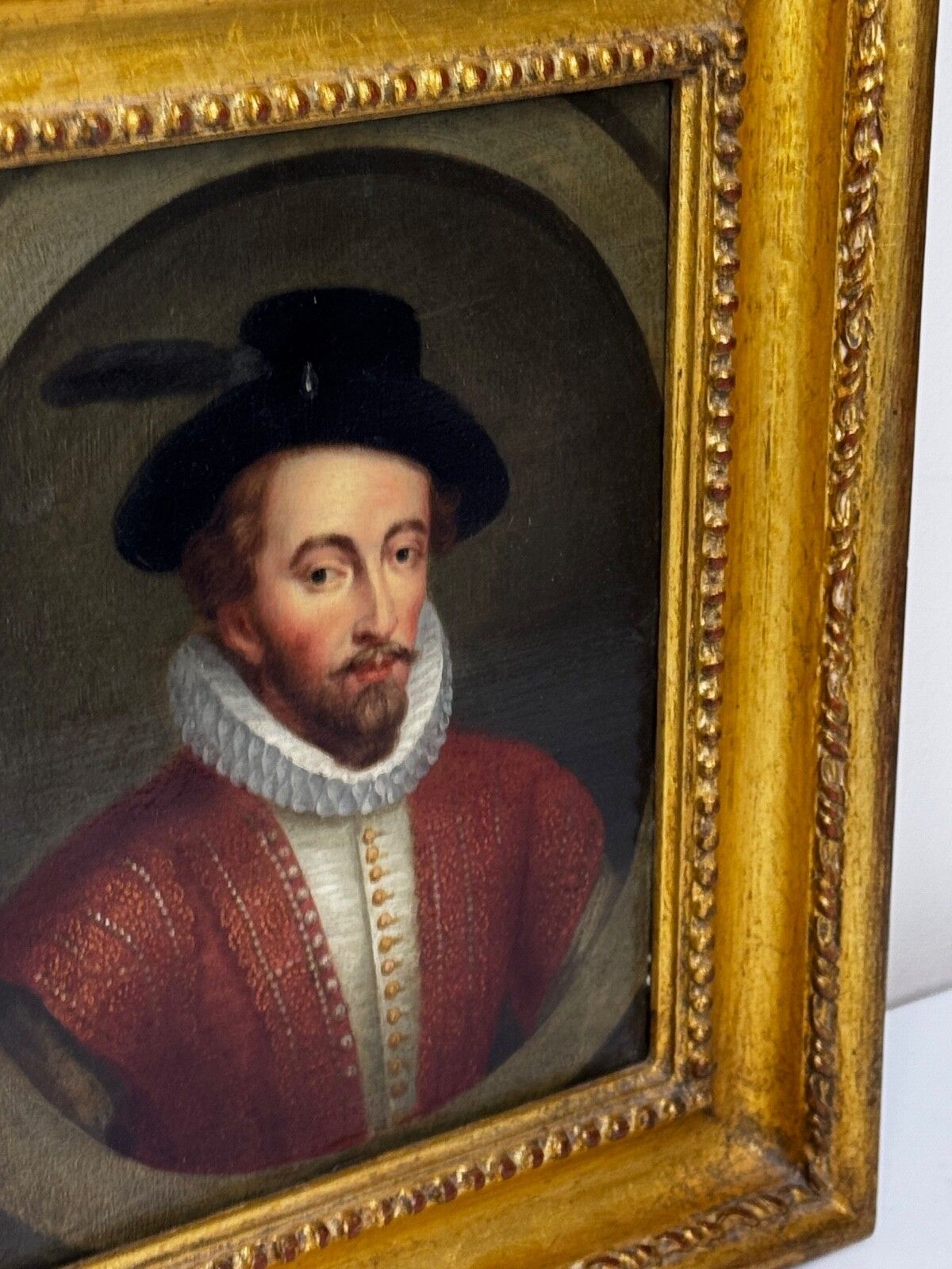 Vergulde lijst, olieverf portret van Sir Walter Raleigh, 18e eeuw, naar het bekende Lennard-type photo vinterior