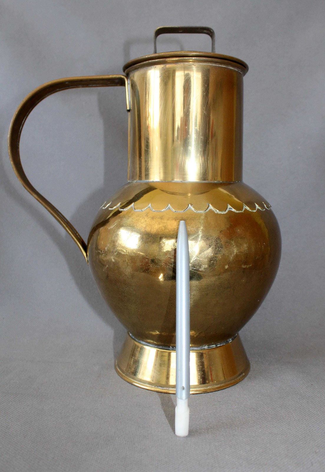 Zeer grote vintage kan van gehamerd messing, landelijke stijl, rustiek interieur, keukengerei, tuindecoratie, België Dinant Mecap, deksel, 31 centimeter photo for sale