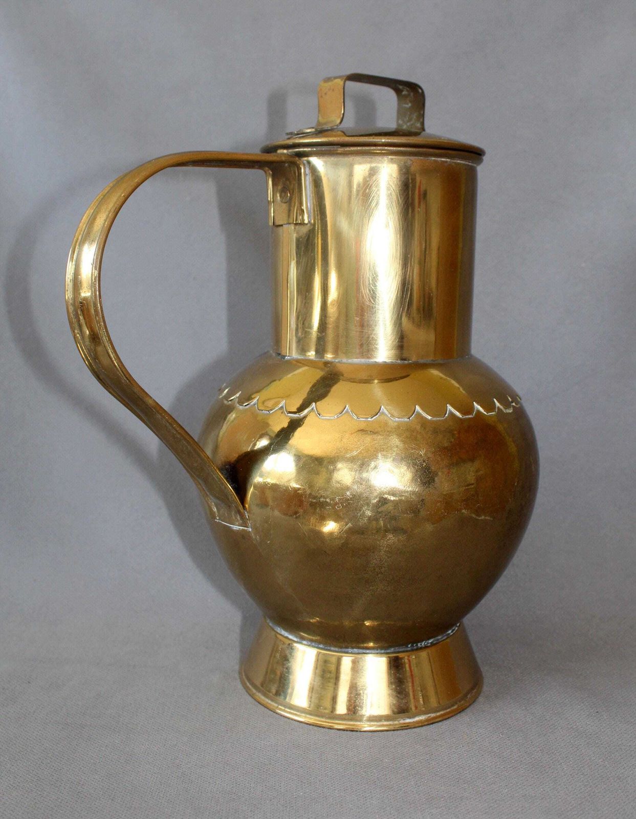 Zeer grote vintage kan van gehamerd messing, landelijke stijl, rustiek interieur, keukengerei, tuindecoratie, België Dinant Mecap, deksel, 31 centimeter photo Woonaccessoires
