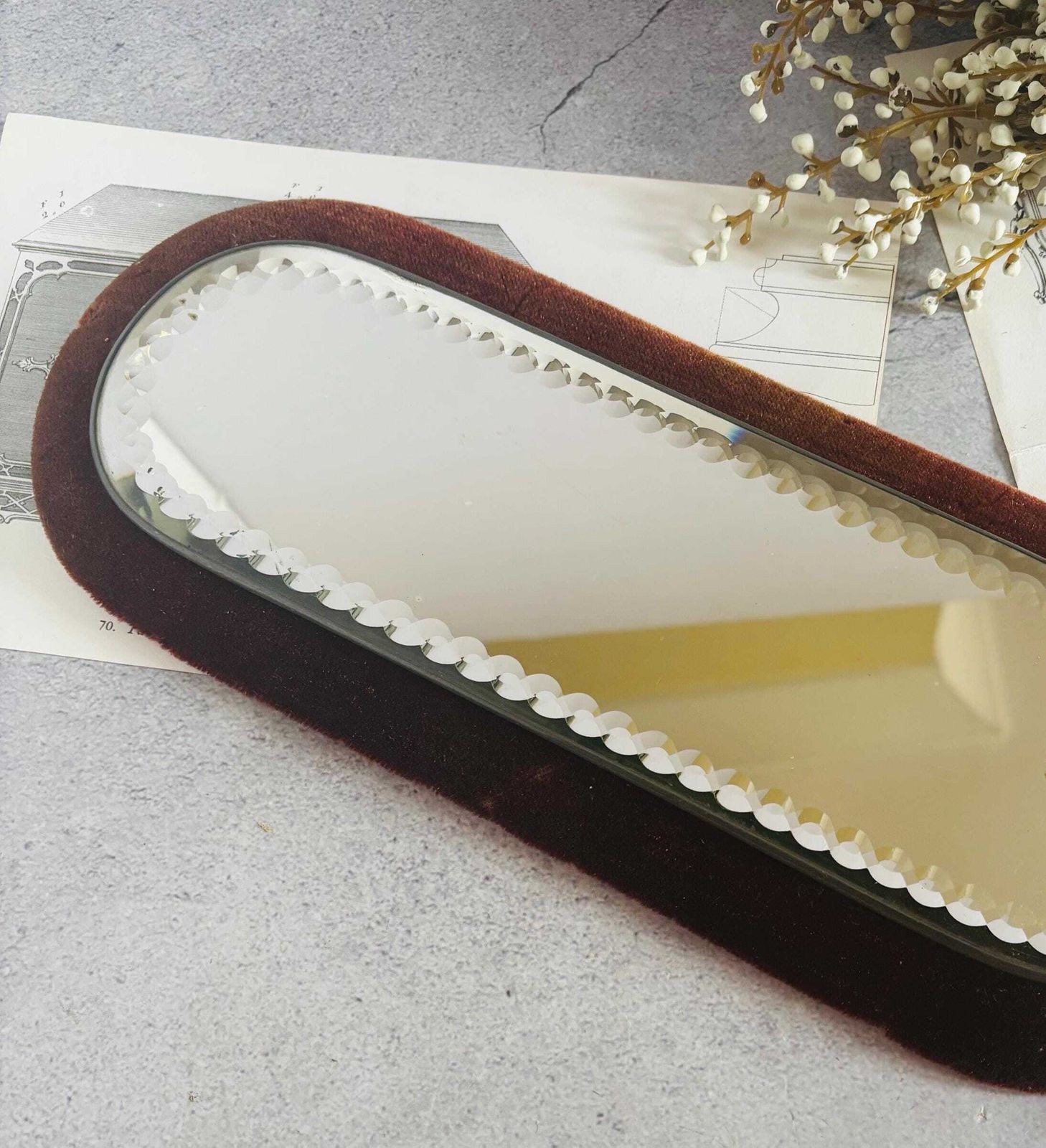 photo vinterior Victorian Sorcerers Mirror Velvet Trimmed | Display Mirror, Witches Plateau