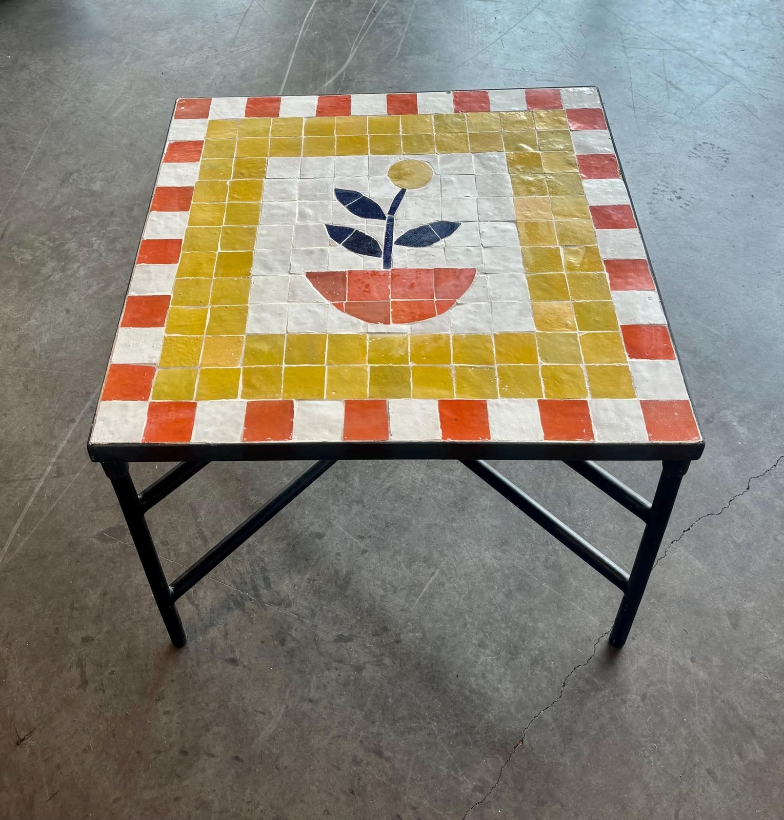Marokkaanse Zellige salontafel, handgemaakte mozaïektegeltafel, vierkante bijzettafel, kleurrijk bloemmotief, mediterraan woondecor. photo buy