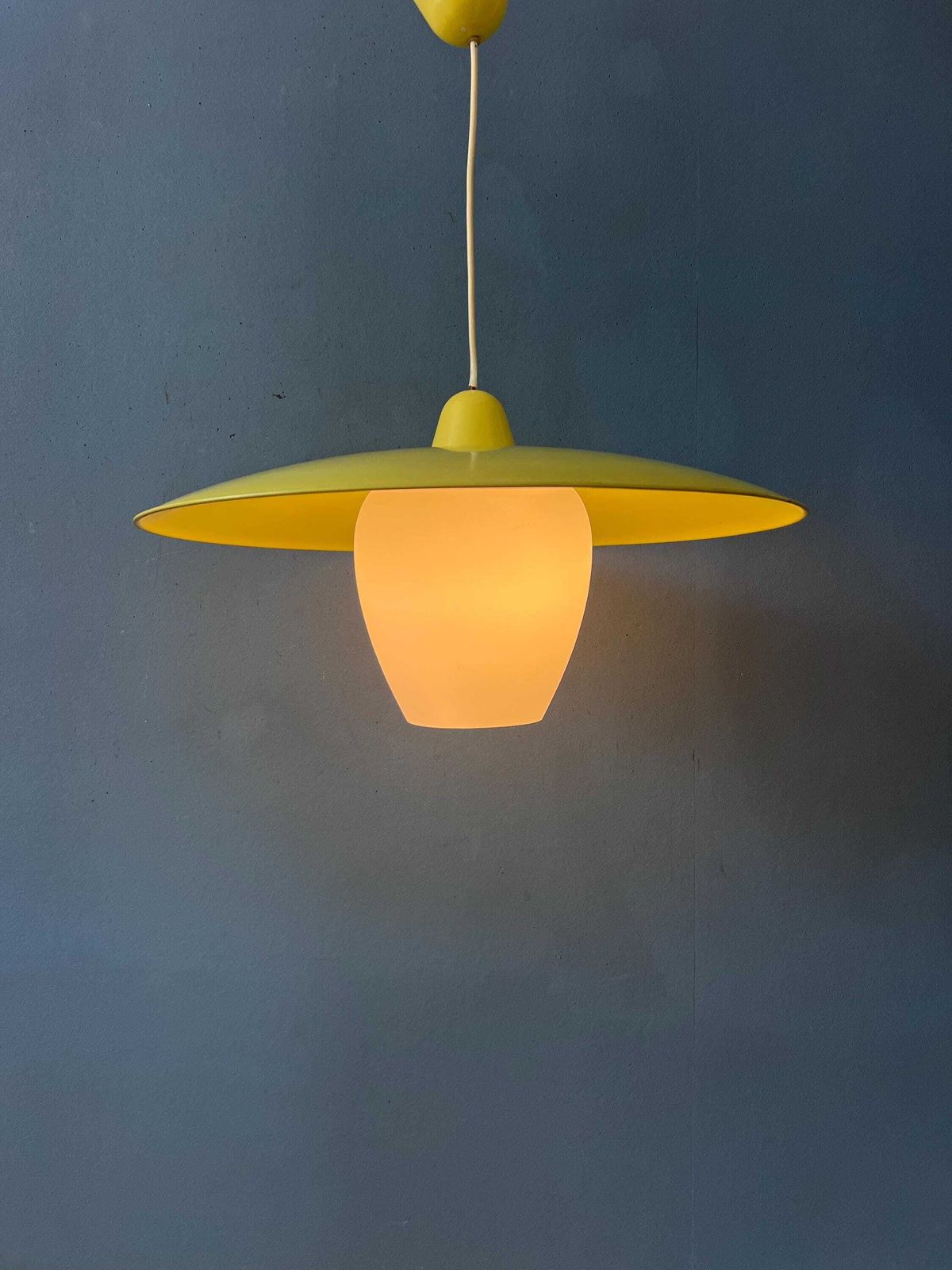 Mid-Century Opaline Glazen Hanglamp Met Gele Metalen Kap