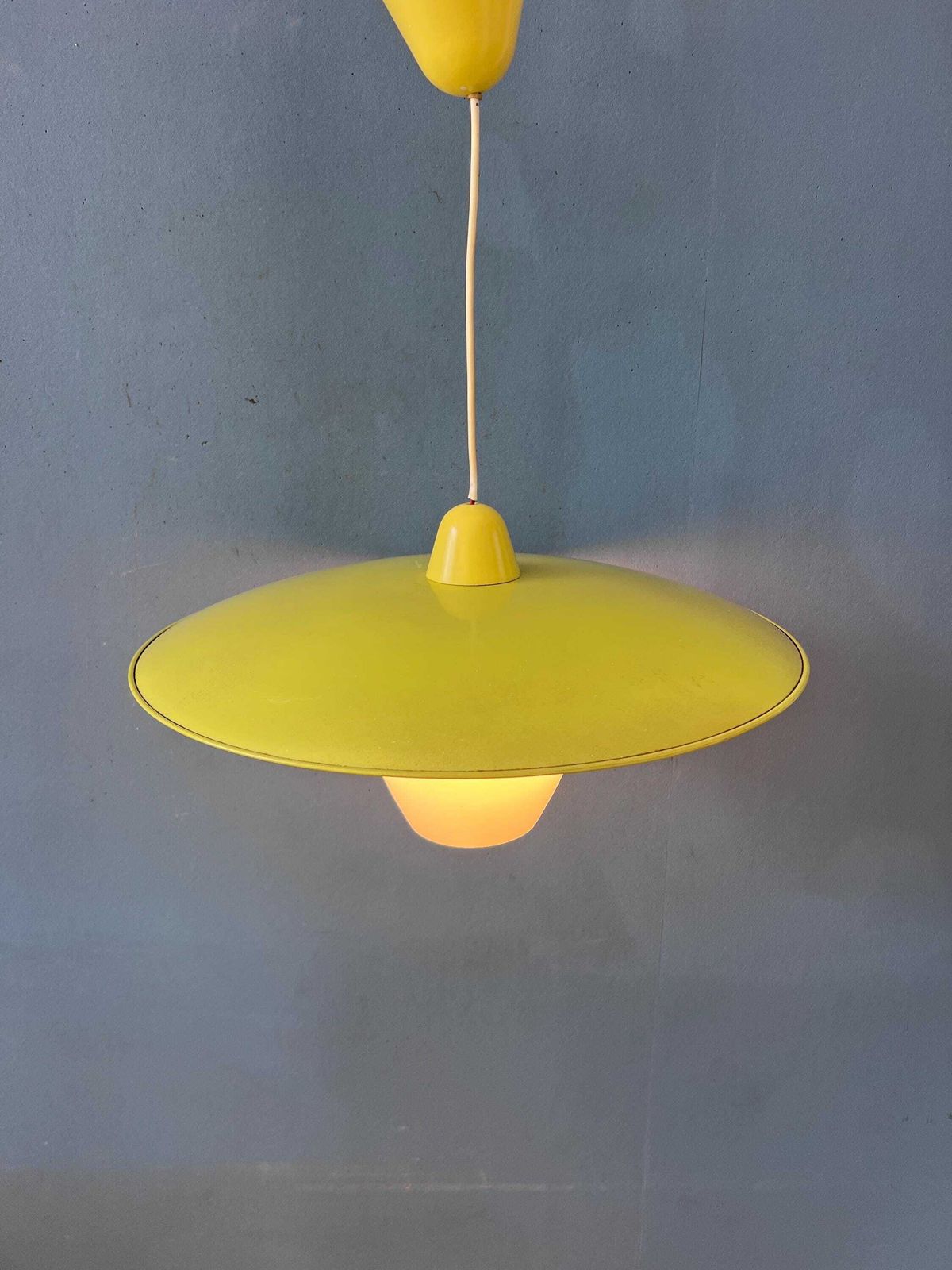 Mid-Century Opaline Glazen Hanglamp Met Gele Metalen Kap photo 197.0