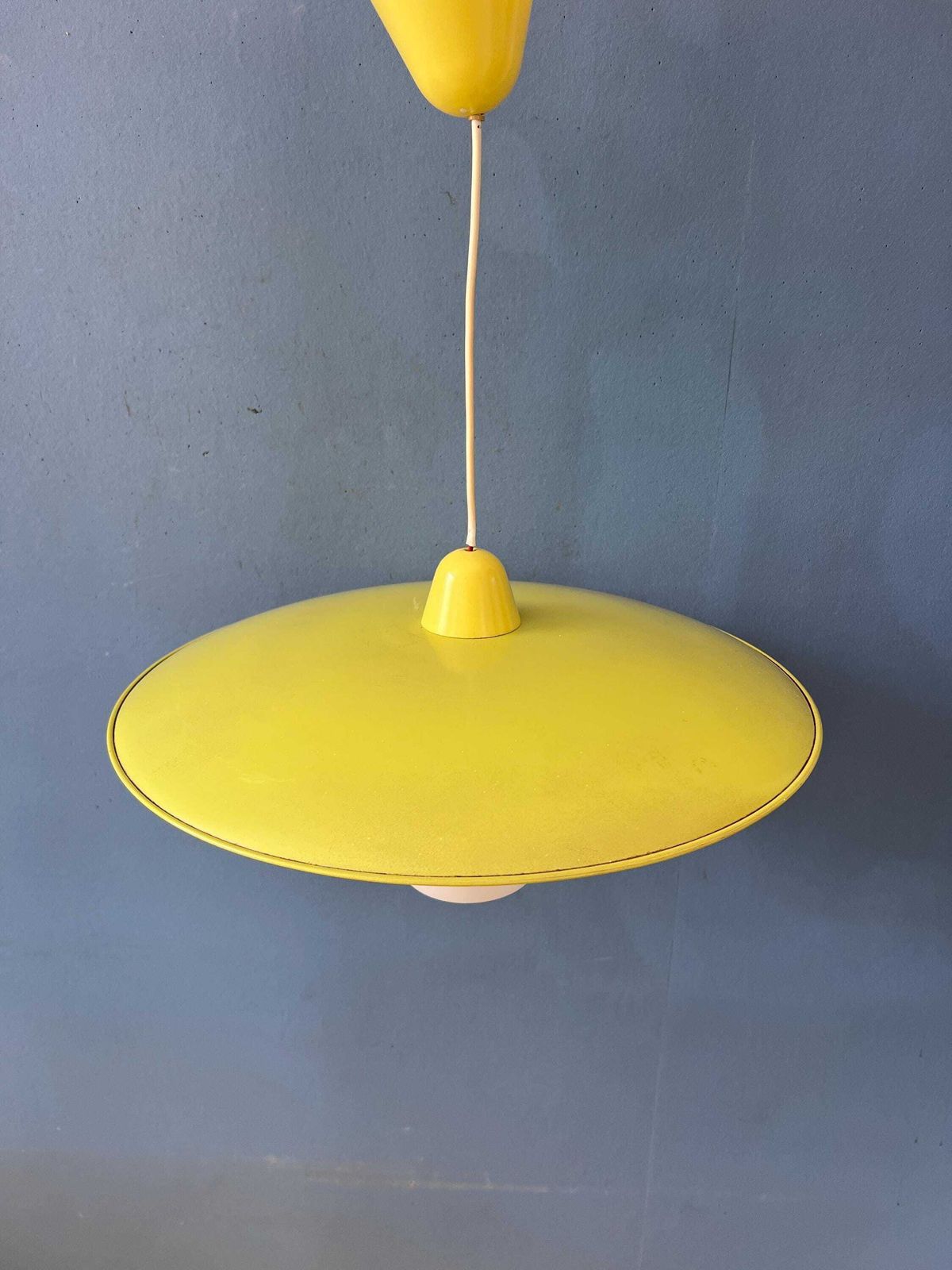photo furniture Mid-Century Opaline Glazen Hanglamp Met Gele Metalen Kap