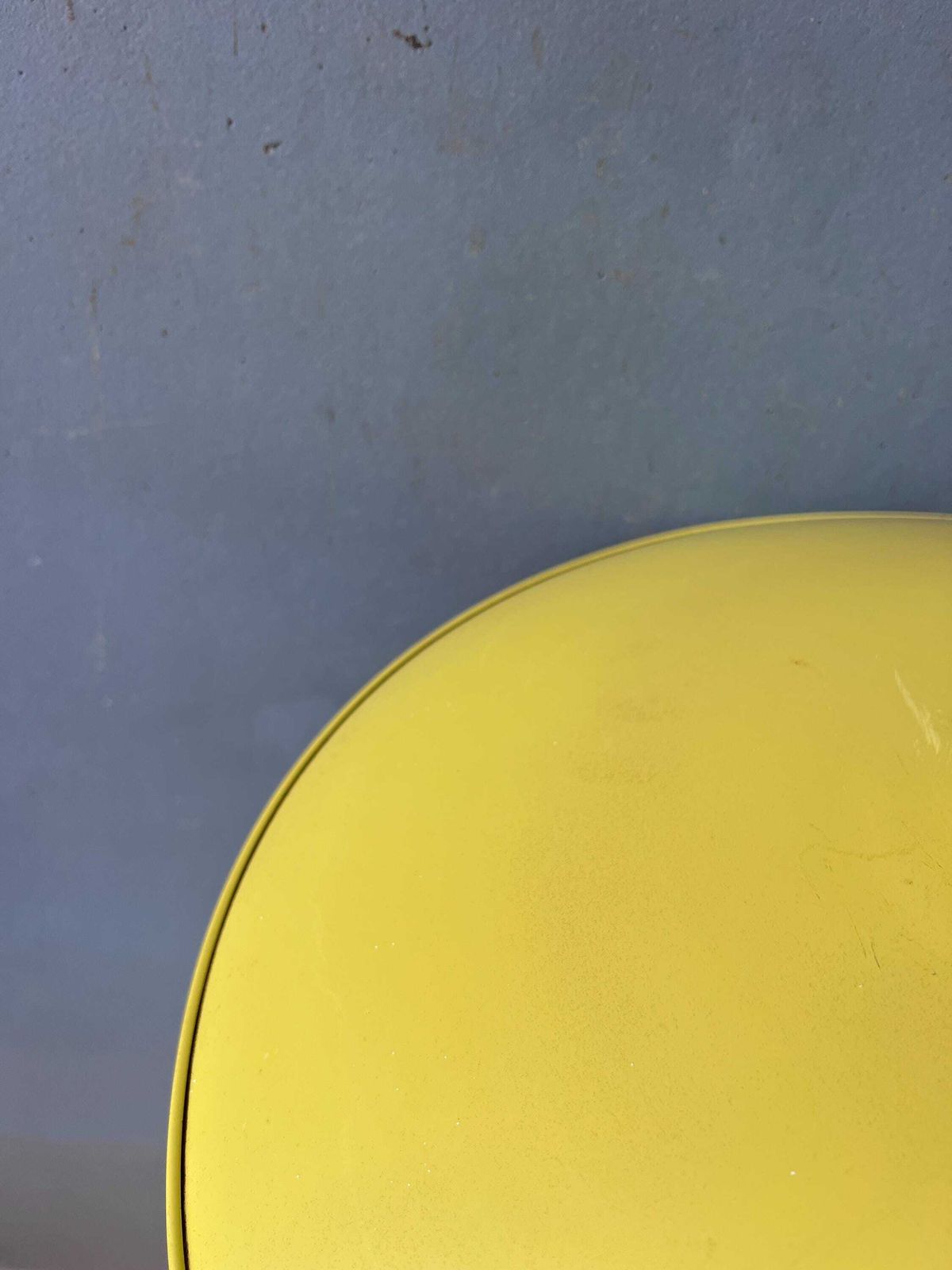 photo vinterior Mid-Century Opaline Glazen Hanglamp Met Gele Metalen Kap