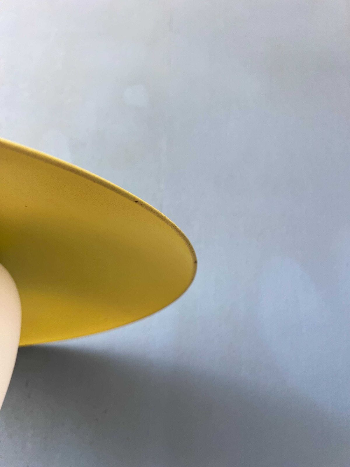 photo buy Mid-Century Opaline Glazen Hanglamp Met Gele Metalen Kap