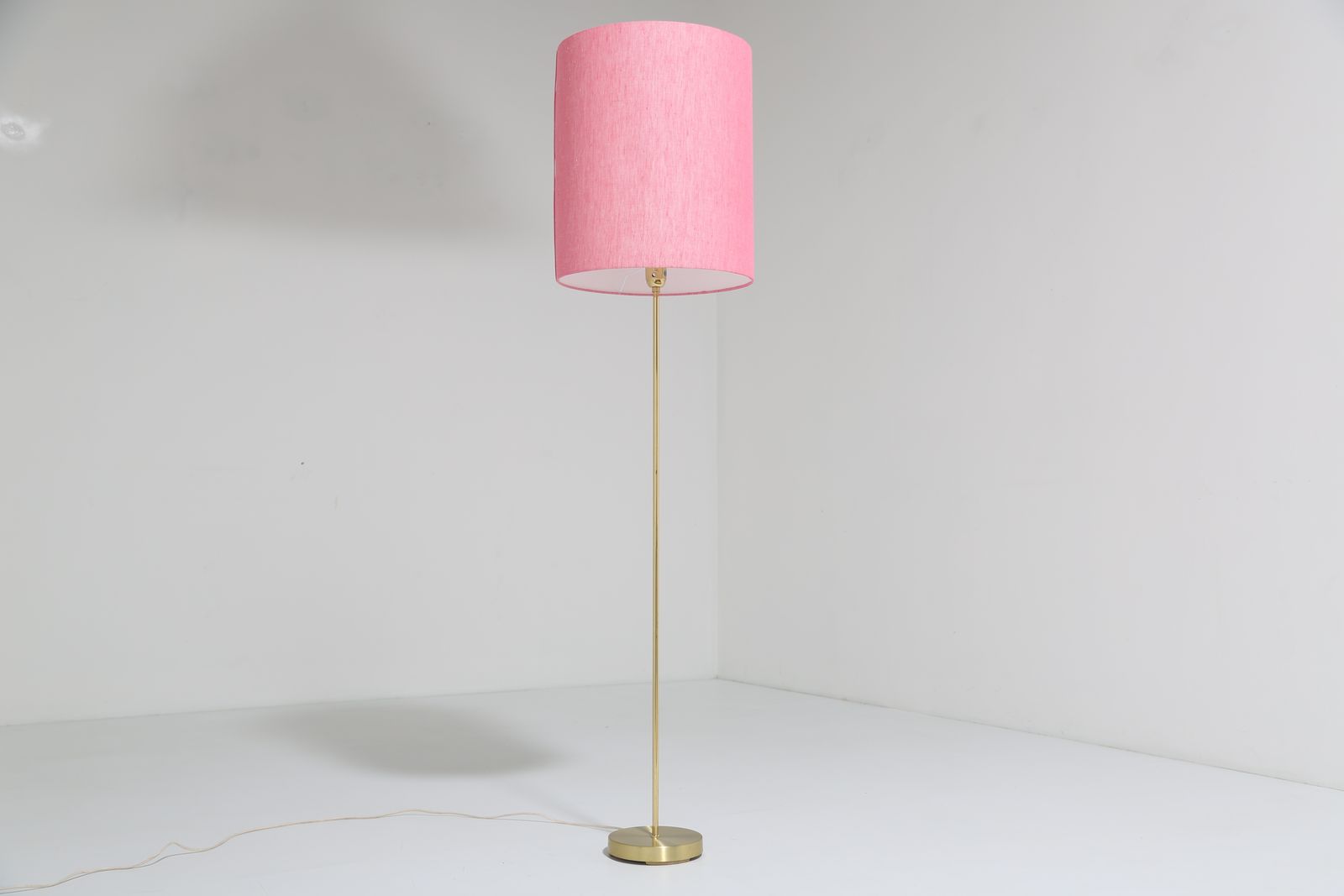 Vintage Zweedse messing vloerlamp model G 9 met roze kap van Ewå Värnamo Armaturfabrik, jaren 1960. photo furniture