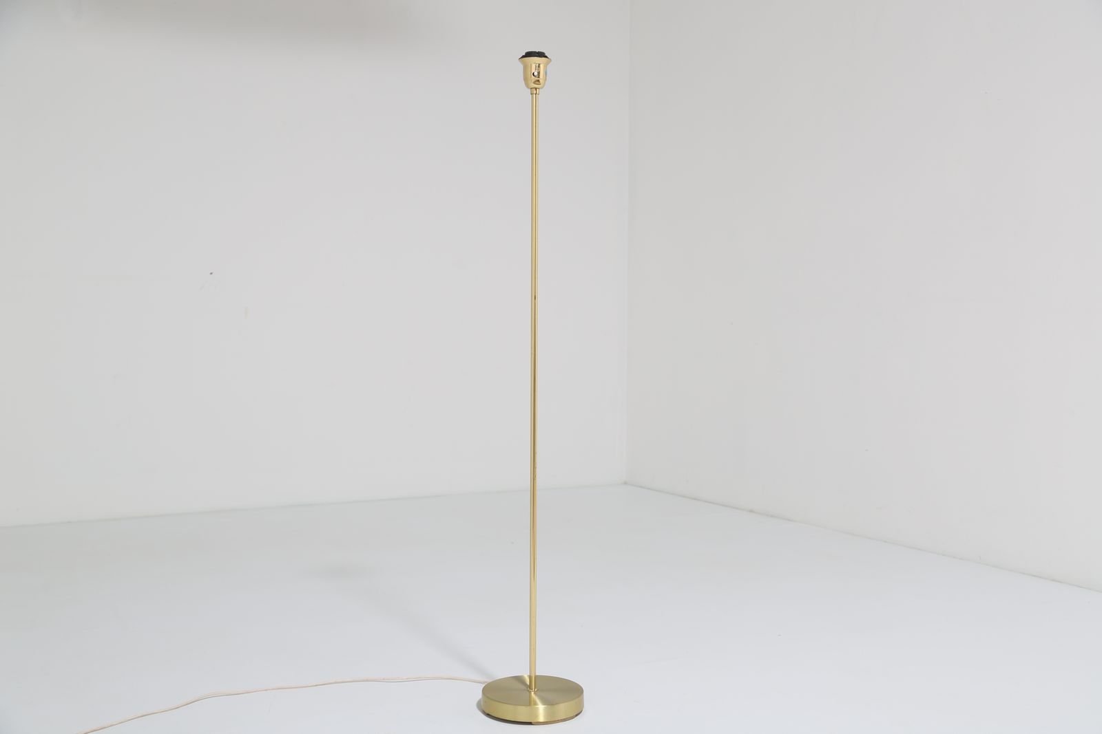 photo vinterior Vintage Swedish Brass Floor Lamp Model G 9 With Pink Shade By Ewå Värnamo Armaturfabrik, 1960s.