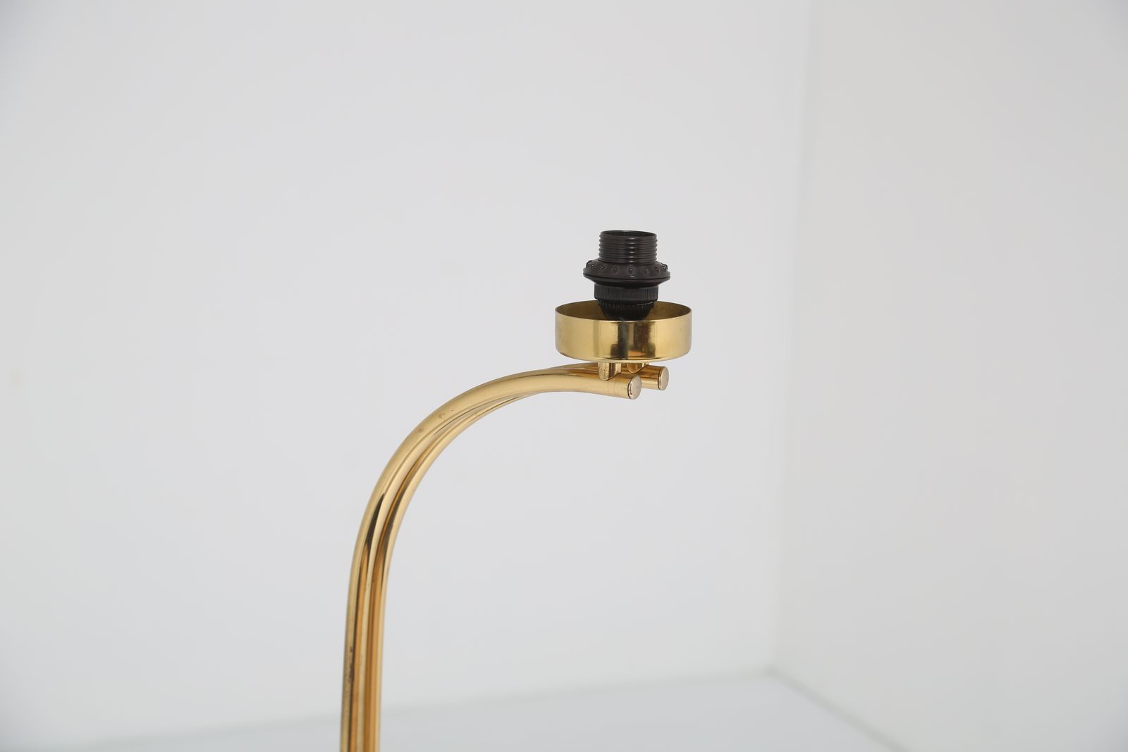 photo furniture Mid Century Modern Italian Brass & Black Marble Arch Floor Lamp, 1970s.