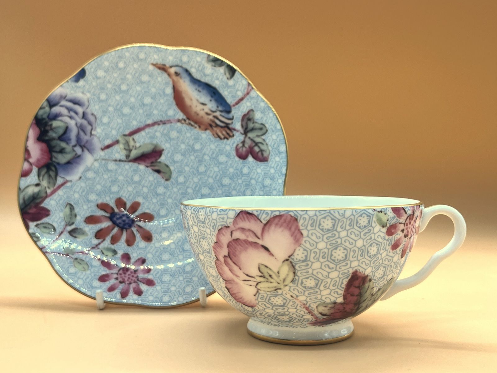 Wedgwood China Cuckoo Blue Design theekop op voet met schotel.