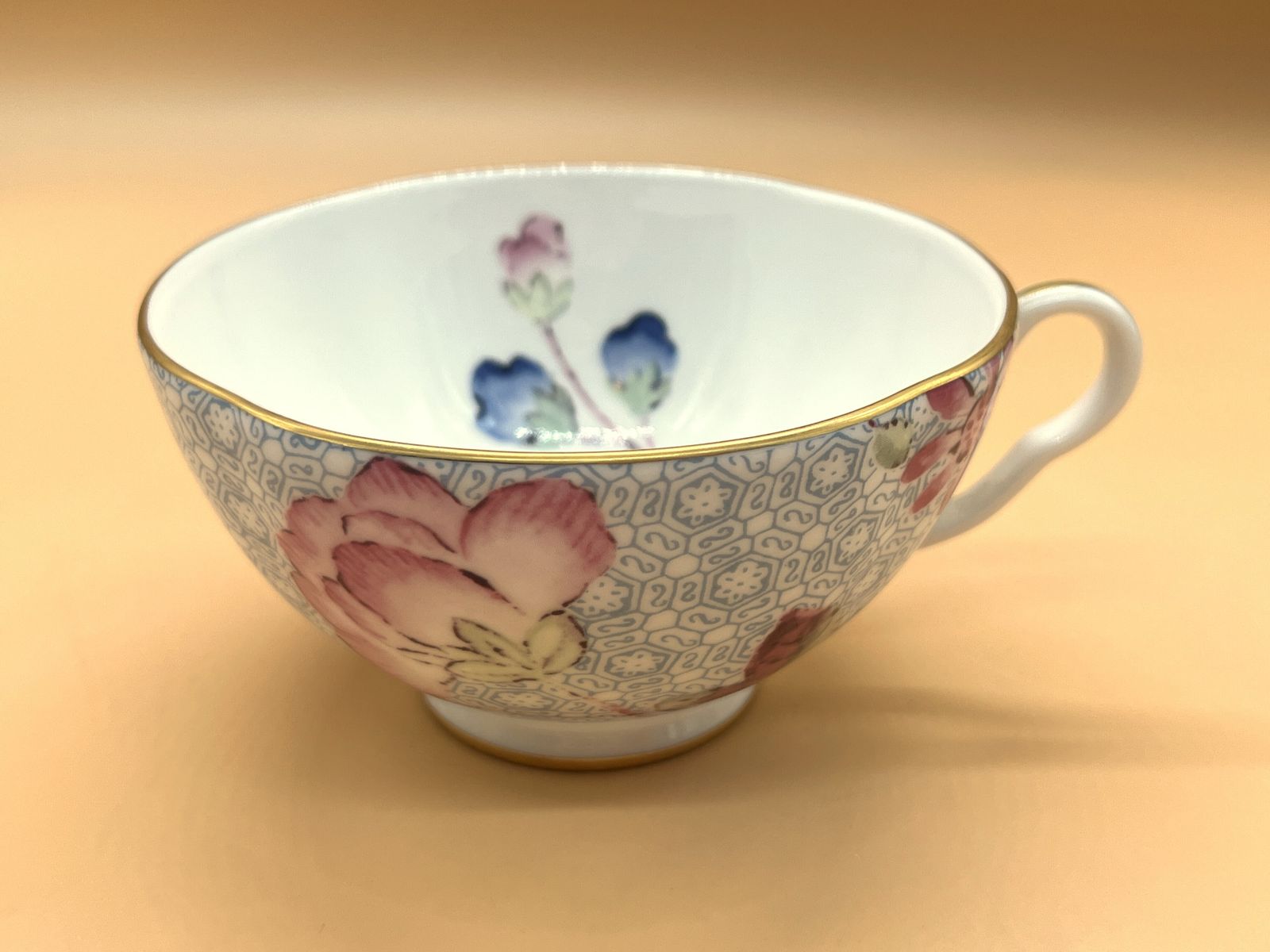 Wedgwood China Cuckoo Blue Design theekop op voet met schotel. photo vinterior