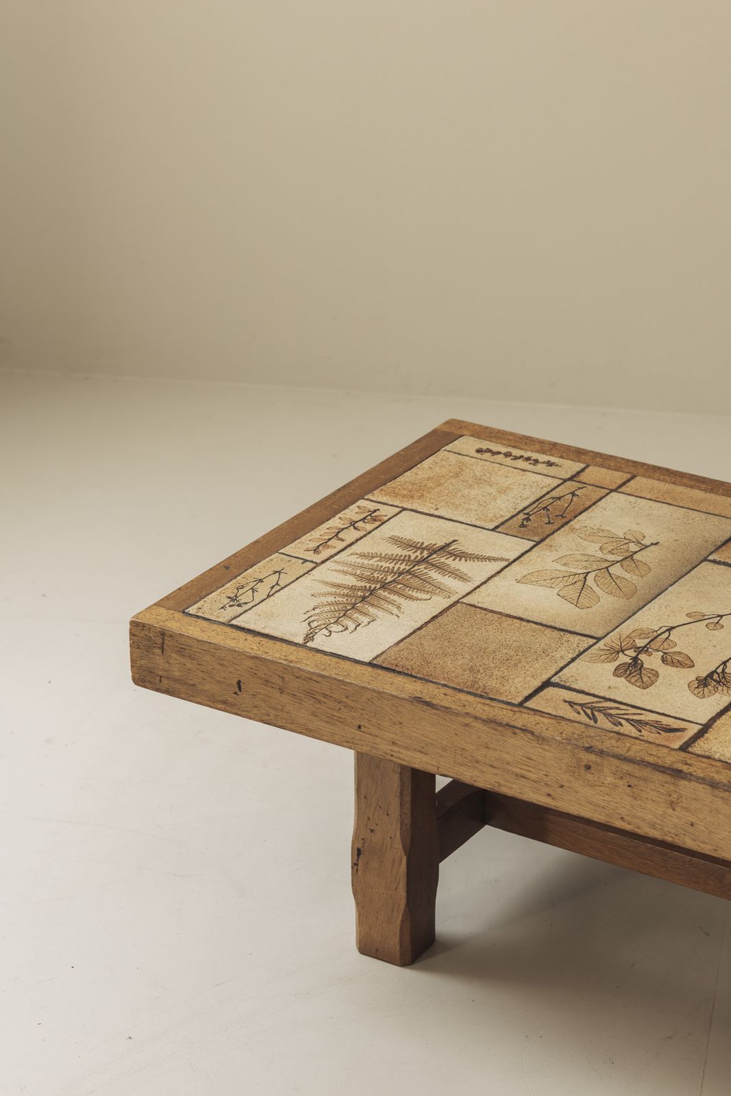 Salontafel van eiken en keramische zandsteen tegels door Roger Capron, Frankrijk 1965 photo for sale