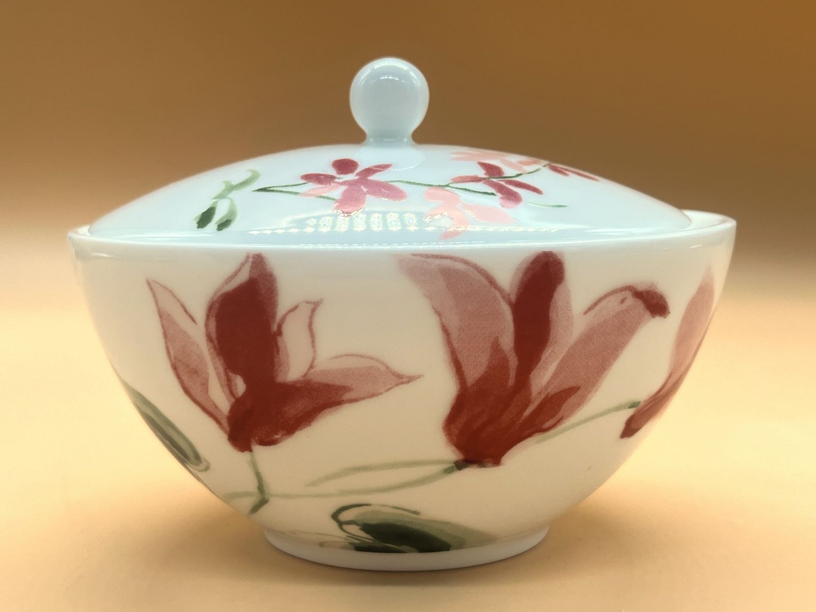 photo furniture Pot à lait et sucrier couvert Jasper Conran pour Wedgwood China, motif floral. Boîte d'origine.