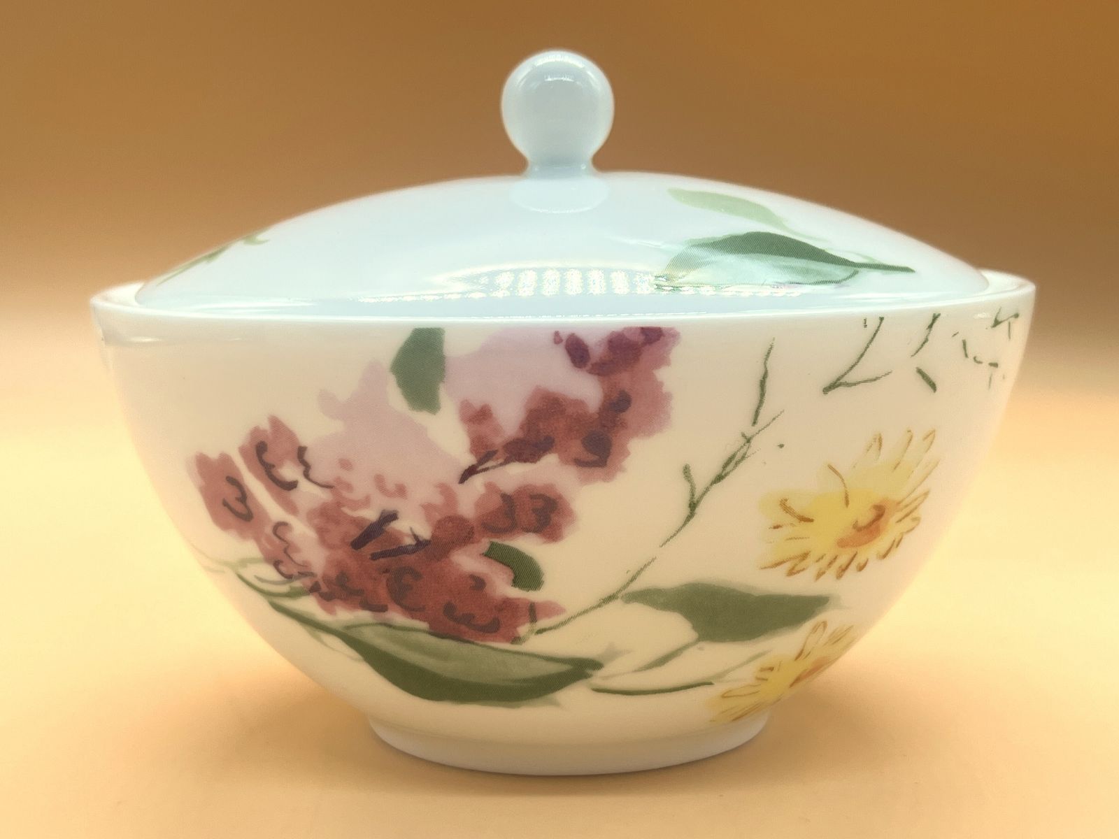 photo for sale Jasper Conran voor Wedgwood China Floral Design roomkannetje en suikerpot met deksel. In doos.
