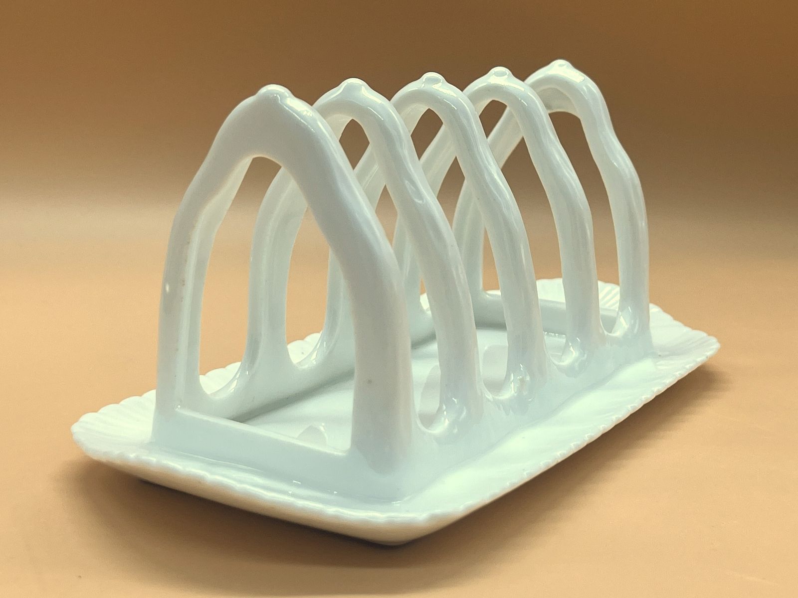 Vintage Shelley Dainty White Design 4-Slice Toast Rack. Rd. 272101.