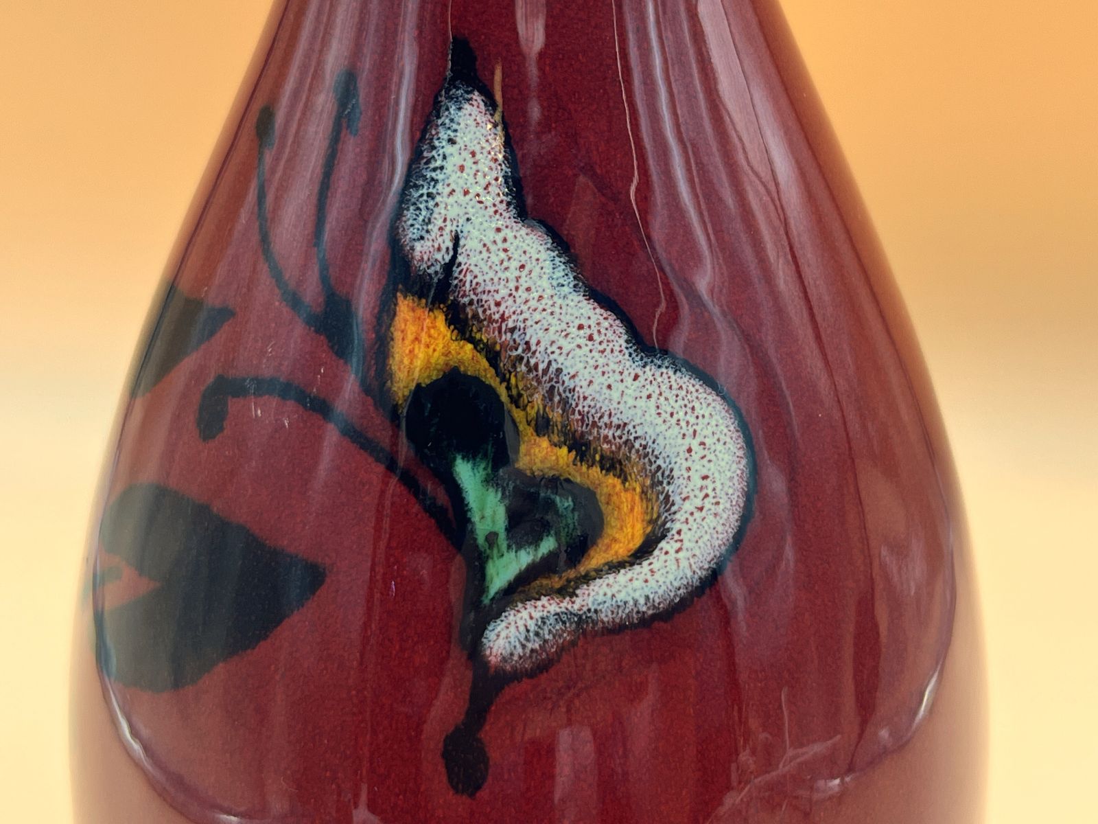 Poole Pottery vase met vlindermotief, ontwerp van Andrew Tanner, groot model met smalle hals in rode glazuur. 11". photo 65.0