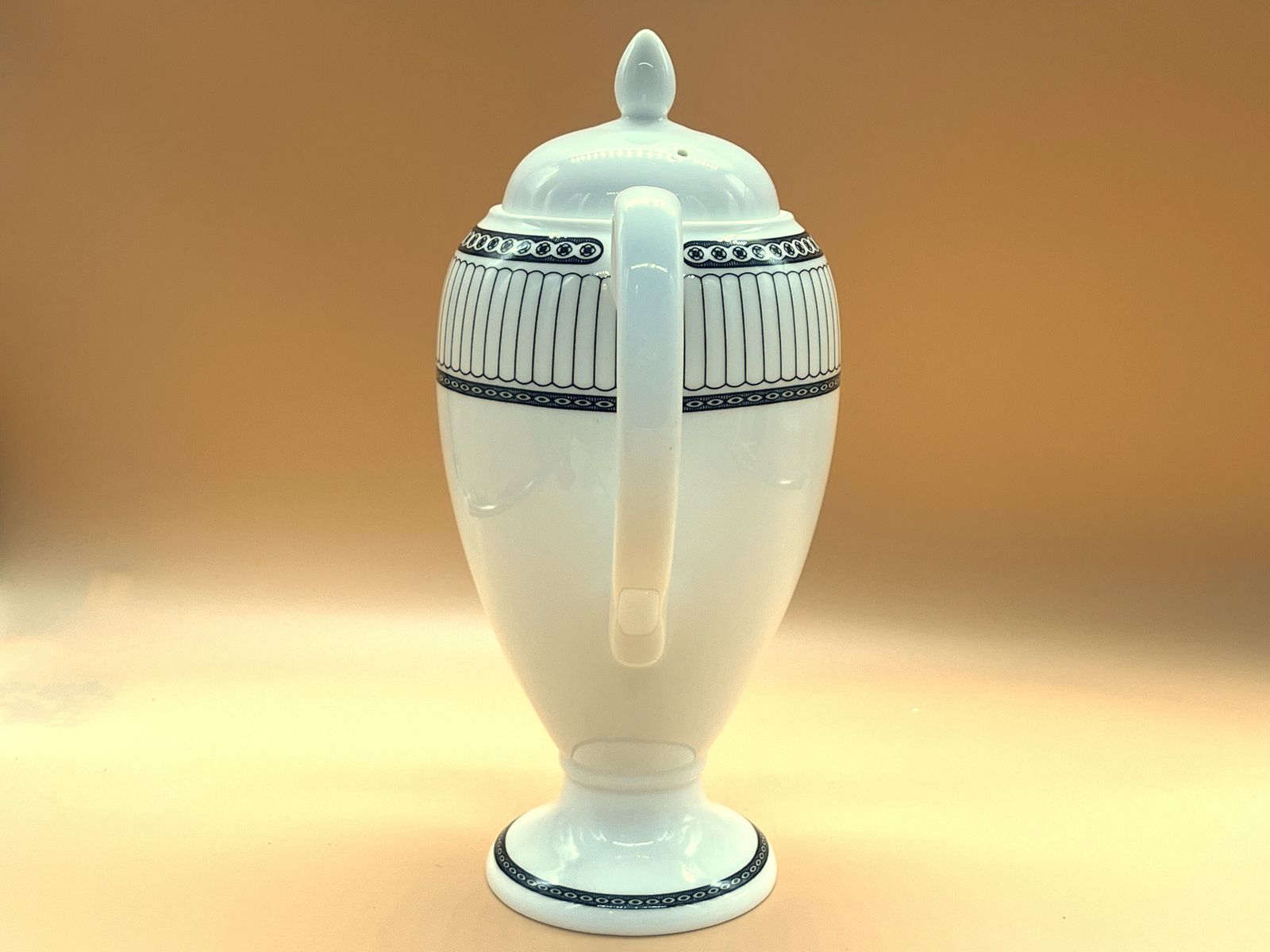Wedgwood China Large 2 Pint Capacity Colonnade Design Coffee Pot. W4340. photo Home Decor
