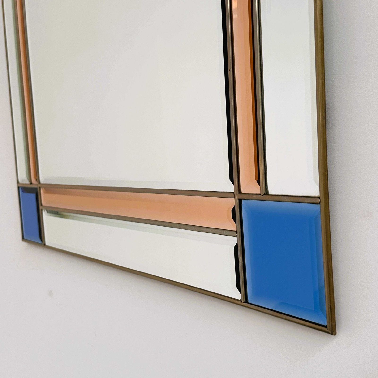Zeldzame vintage Italiaanse spiegel met messing, blauw en perzikkleurig geslepen glas, jaren 1980 photo Woonaccessoires